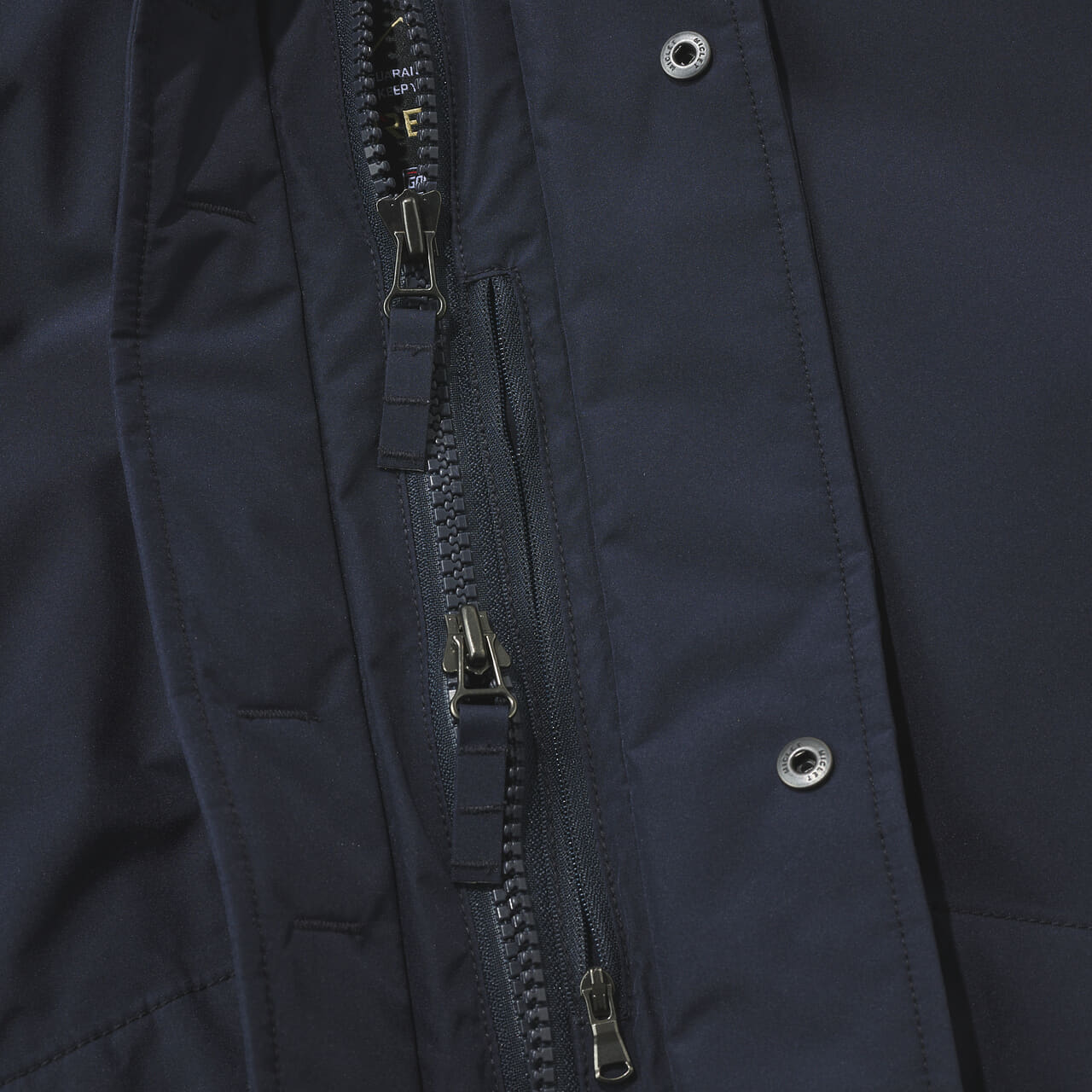 黒じゃないゴアテックスダウン　GORE-TEX Short Down Jacket　ファスナー