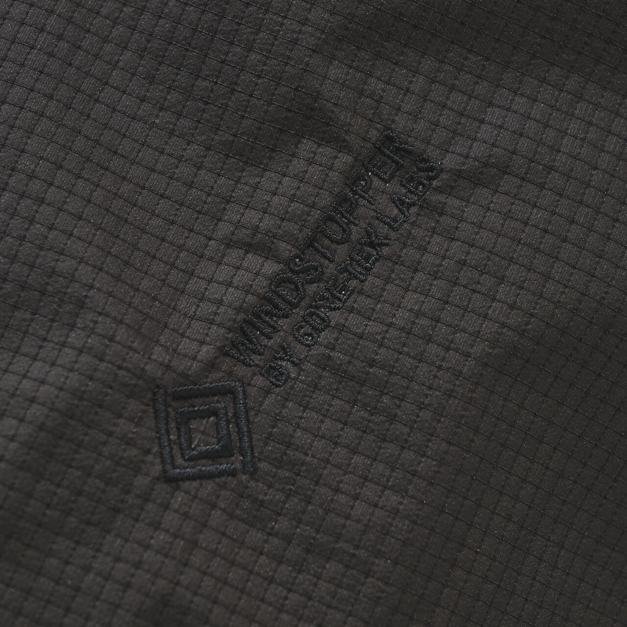 ゴールドウィン ゼロの黒いウィンドストッパーモパデッドジャケットのロゴ