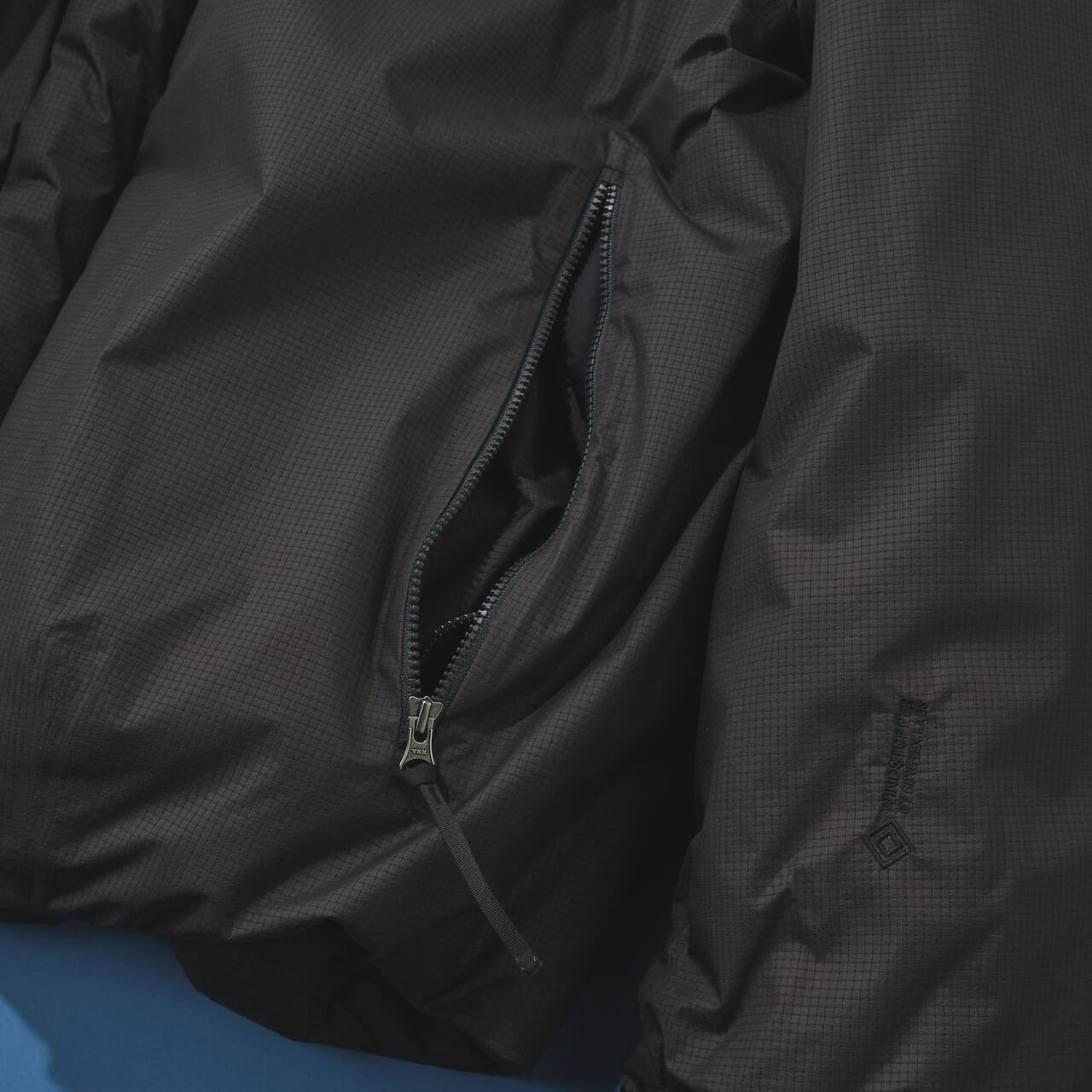 ゴールドウィン ゼロの黒いウィンドストッパーモパデッドジャケットのサイドポケット