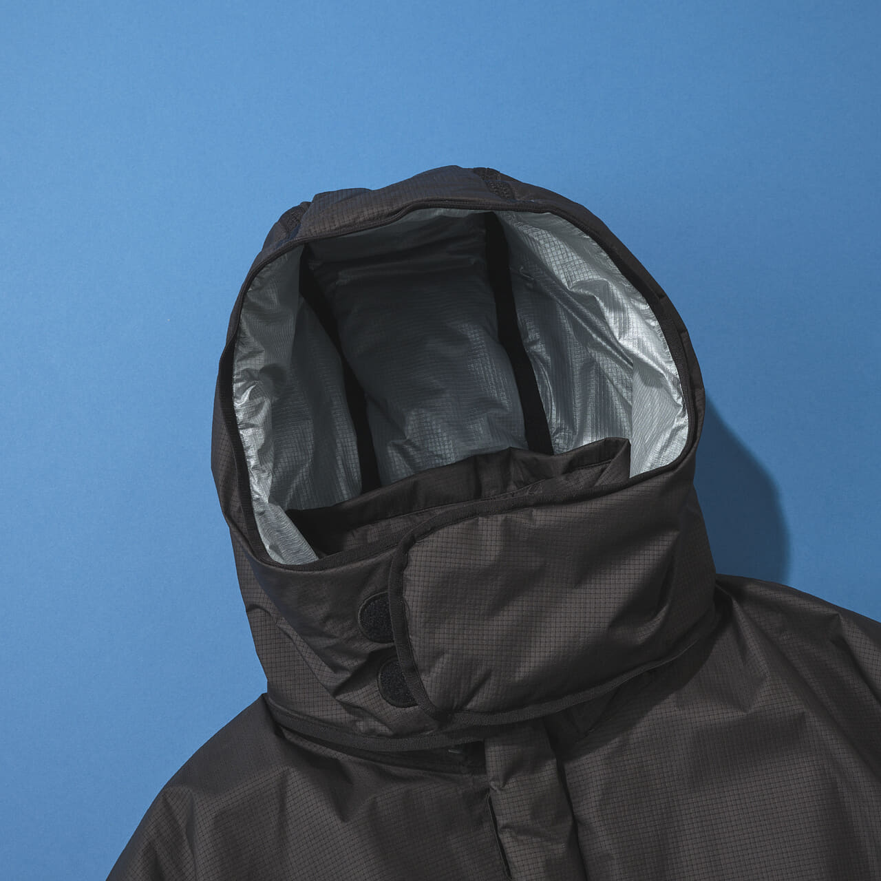 ゴールドウィン ゼロの黒いウィンドストッパーモパデッドジャケットのフード