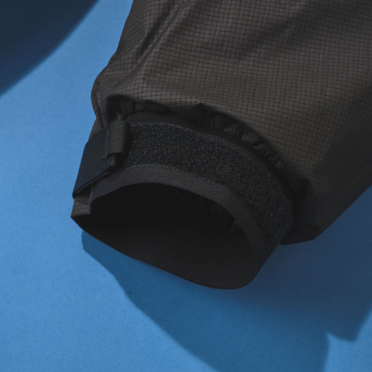 ゴールドウィン ゼロの黒いウィンドストッパーモパデッドジャケットの袖