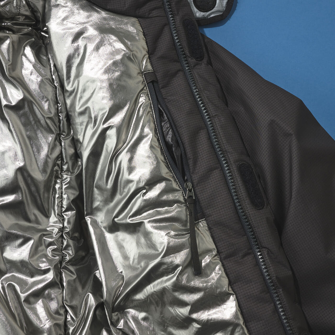 ゴールドウィン ゼロの黒いウィンドストッパーモパデッドジャケットの裏地