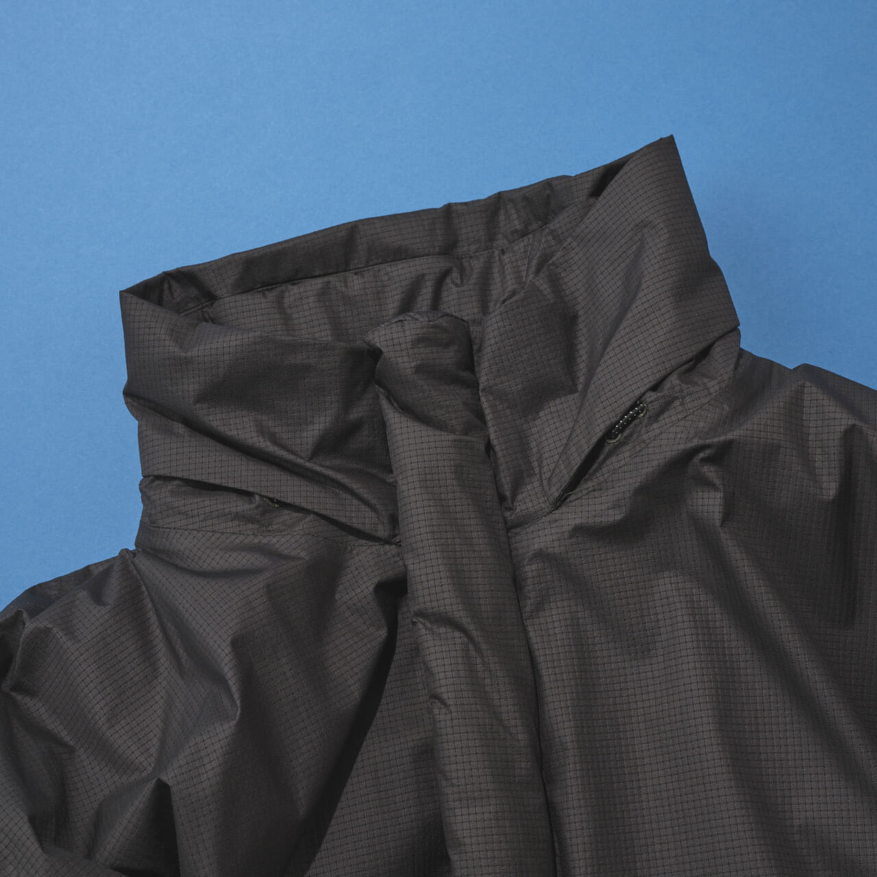 ゴールドウィン ゼロの黒いウィンドストッパーモパデッドジャケットのスタンドカラー