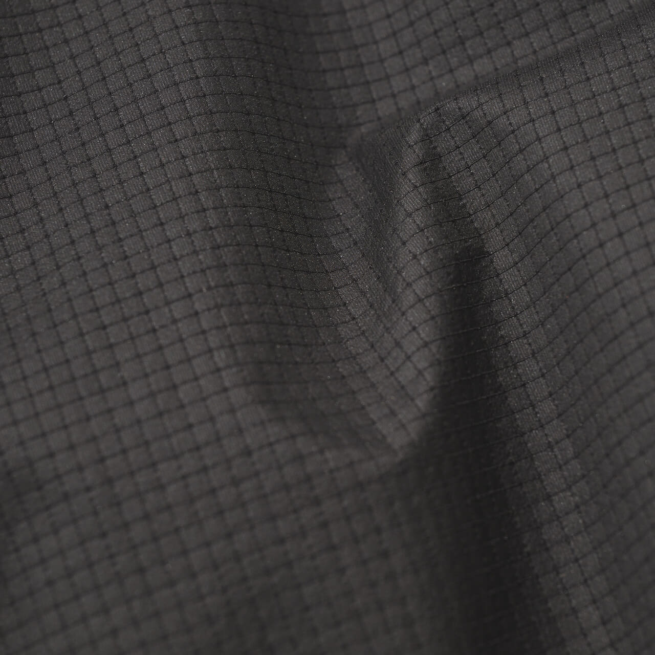 ゴールドウィン ゼロの黒いウィンドストッパーモパデッドジャケットの素材寄り