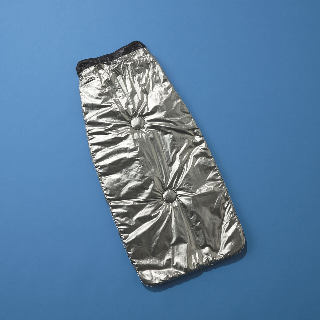 ゴールドウィン ゼロの黒いウィンドストッパーモパデッドジャケットの付属品