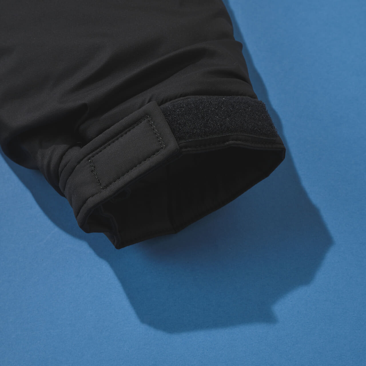 オーの黒い中綿ジャケット/O- Sleepy parka "BLACK"の袖