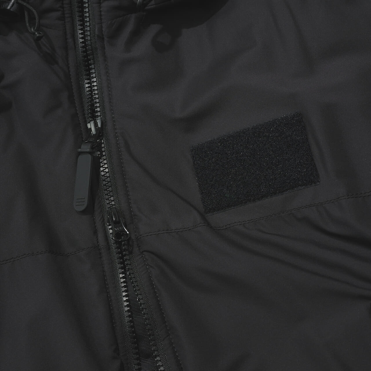 オーの黒い中綿ジャケット/O- Sleepy parka "BLACK"のジップ寄り