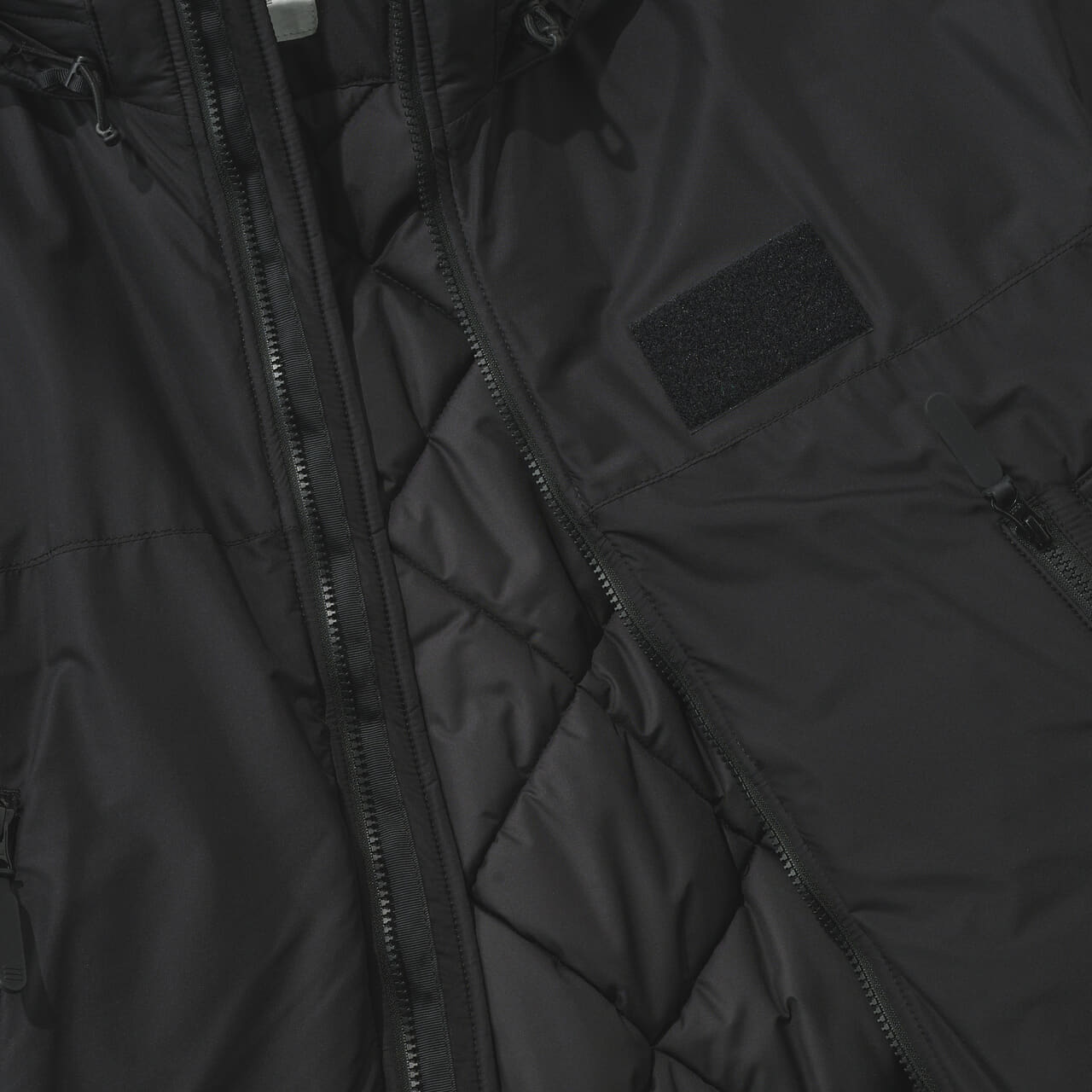 オーの黒い中綿ジャケット/O- Sleepy parka "BLACK"の裏地と表地