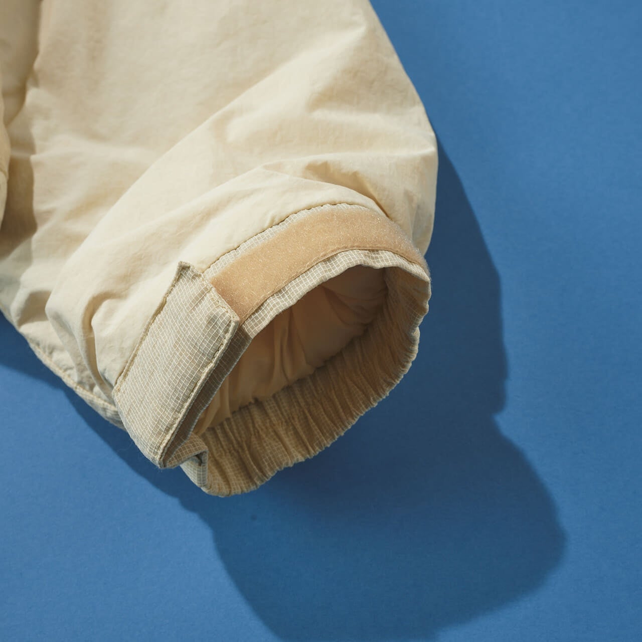 エフシーイーとワイルドシングスのコラボ機能中綿アウターの袖口