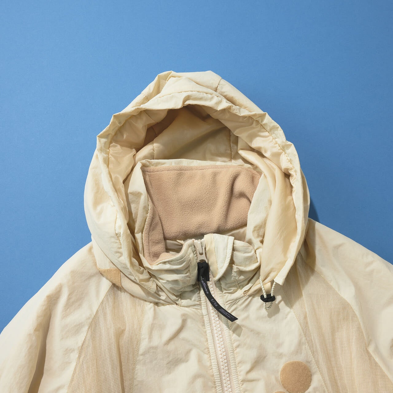 エフシーイーとワイルドシングスのコラボ機能中綿アウターのフード