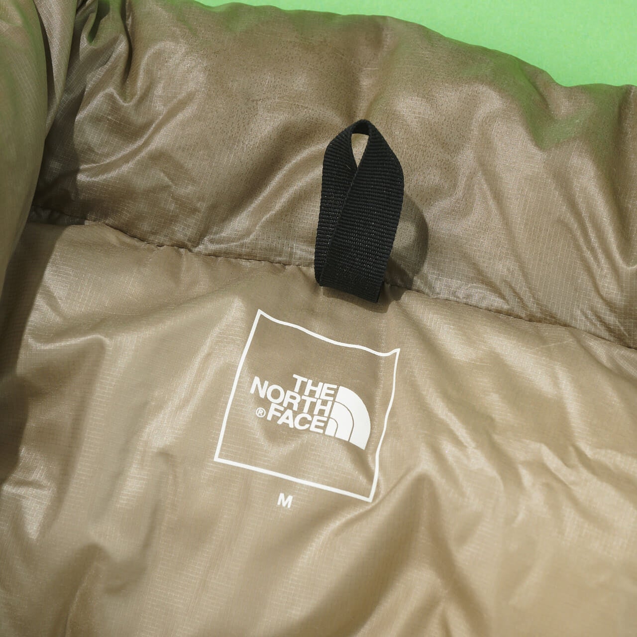 ノースフェイス　ダウン　ロゴ寄り