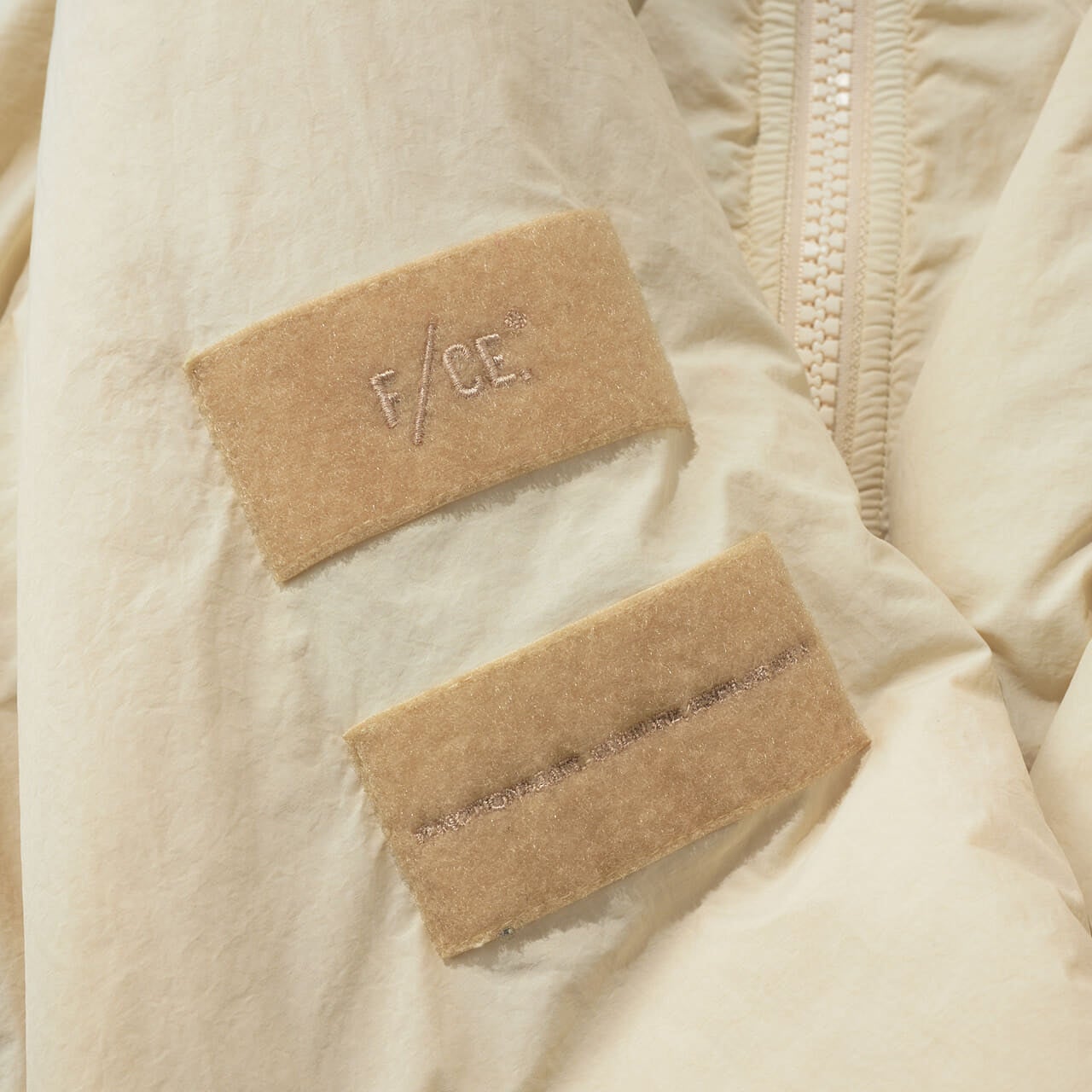 エフシーイーとワイルドシングスのコラボ機能中綿アウターの袖ロゴ2