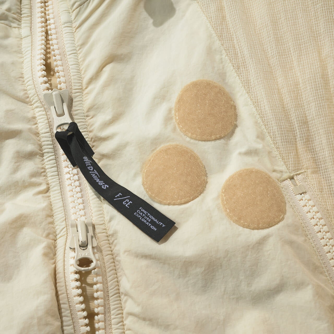 エフシーイーとワイルドシングスのコラボ機能中綿アウターの胸元の面ファスナー