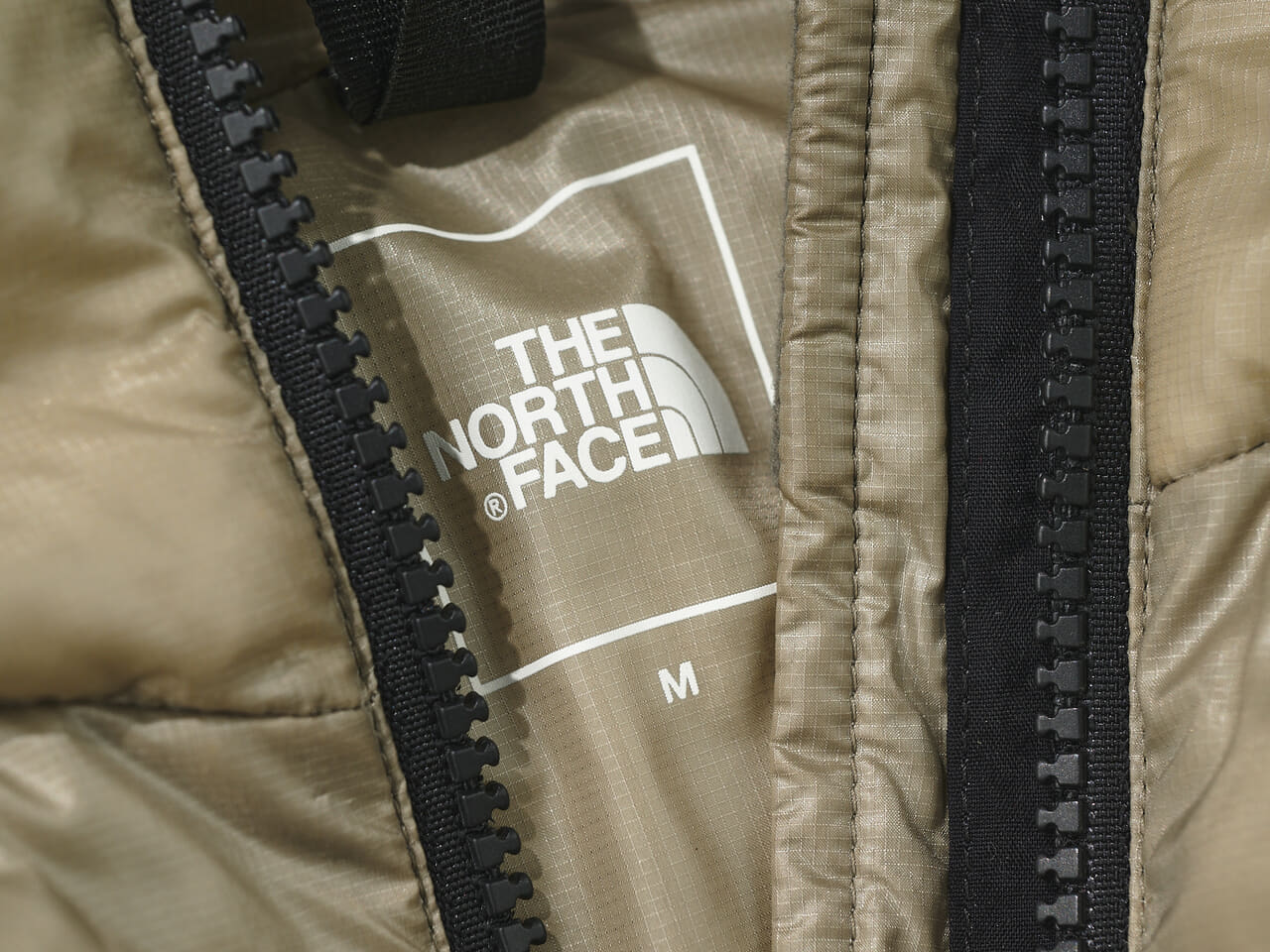 ノースフェイス　ダウン　ロゴ