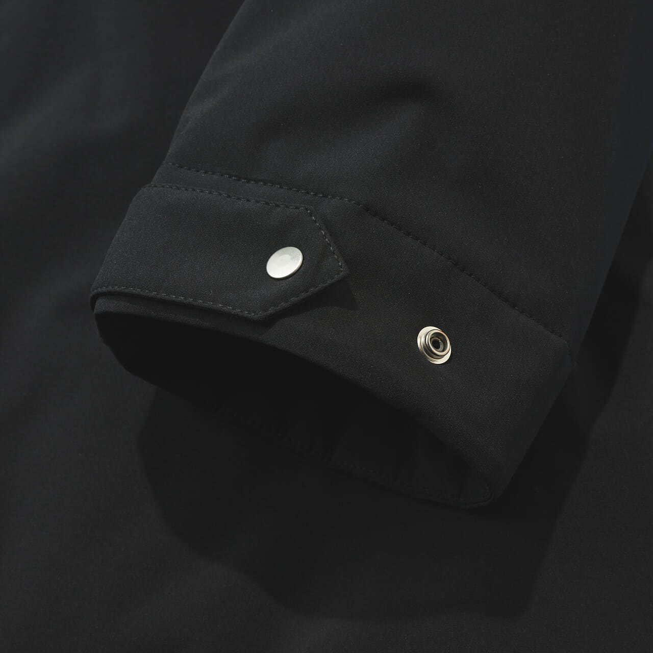 ストーンアイランドの黒い中綿ジャケットの袖