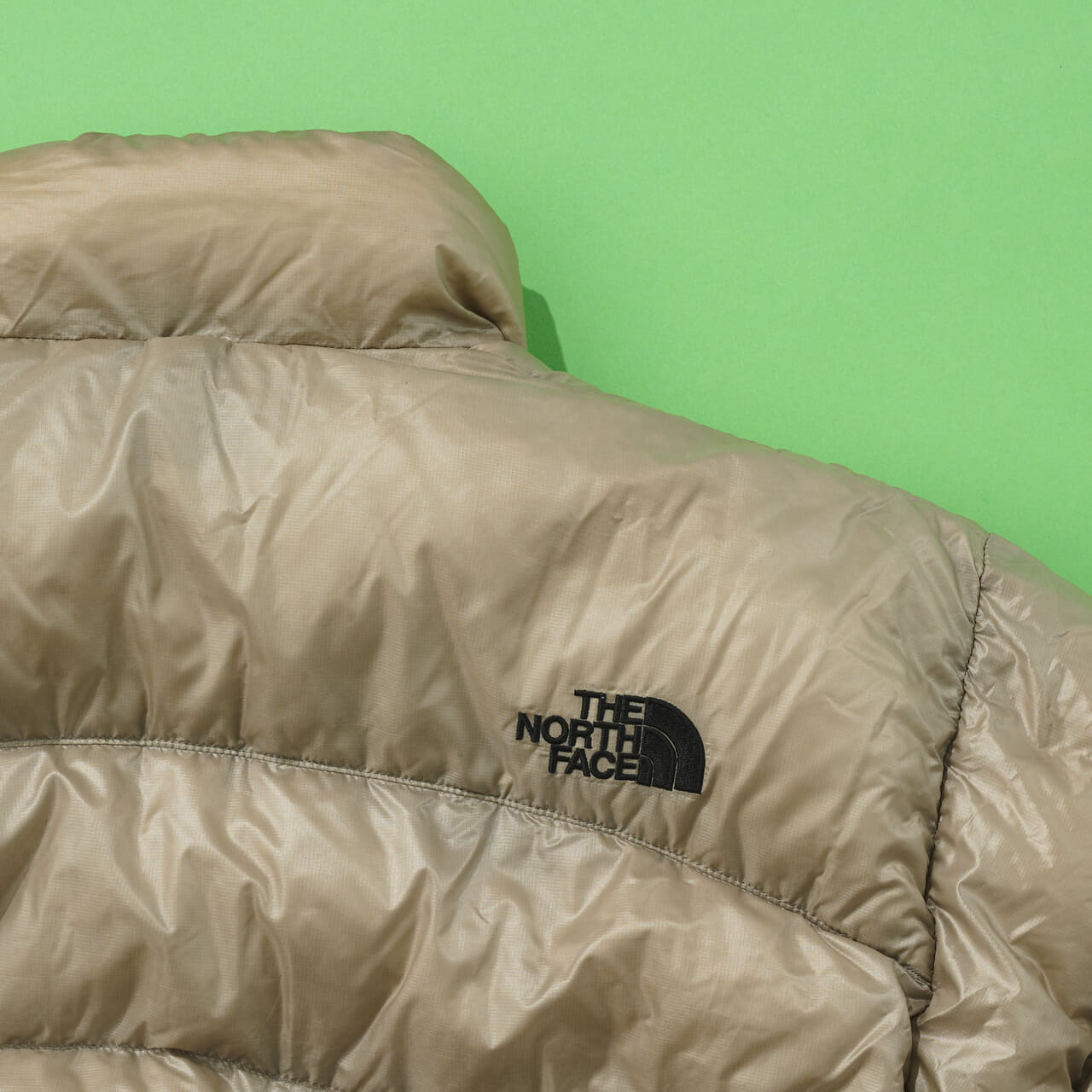 ノースフェイス　ダウン　背面ロゴ