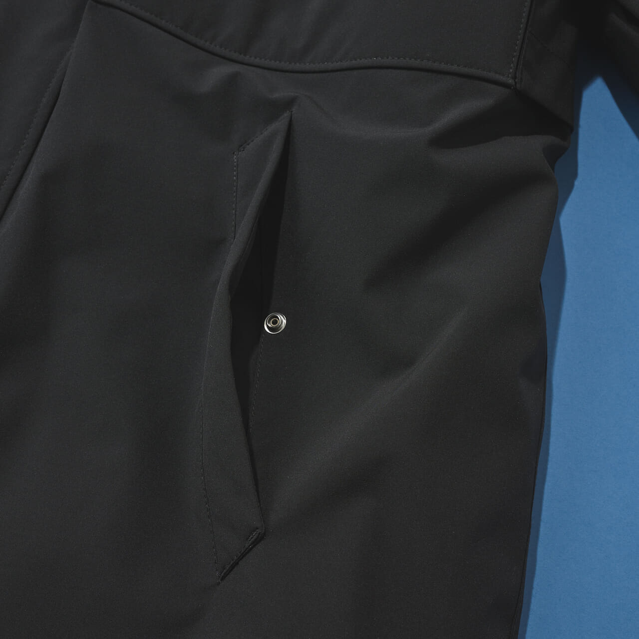 ストーンアイランドの黒い中綿ジャケットのサイドポケット