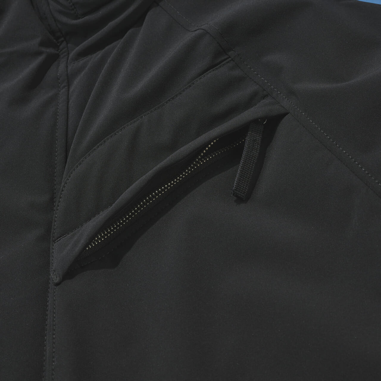 ストーンアイランドの黒い中綿ジャケットの胸ポケット