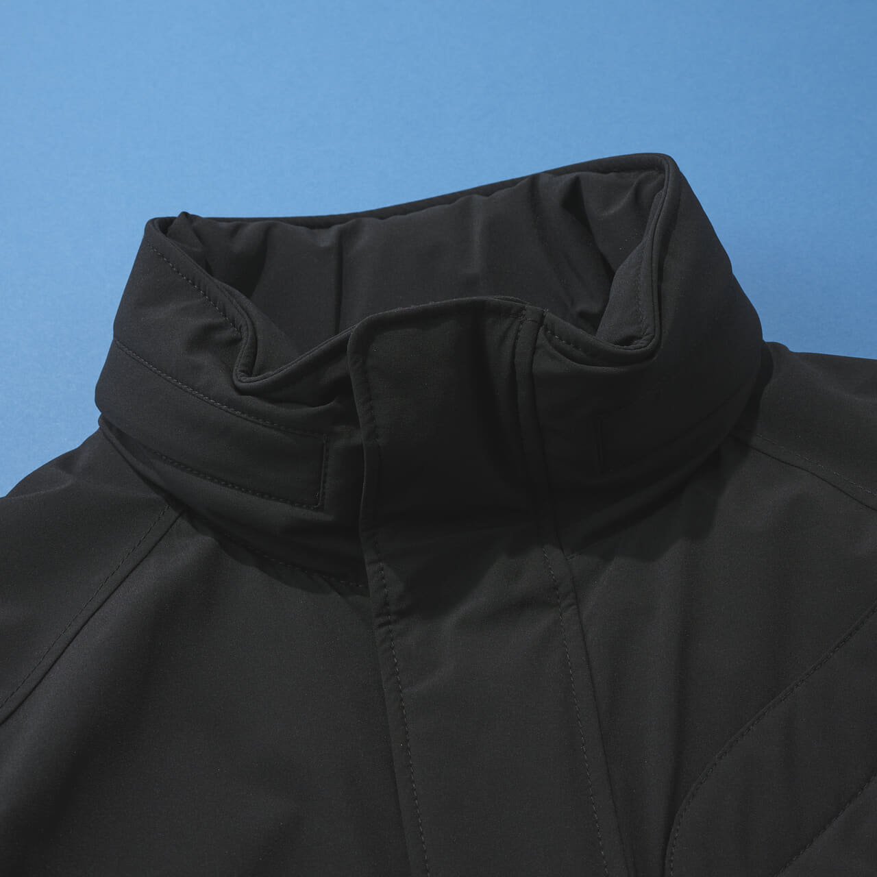 ストーンアイランドの黒い中綿ジャケットのスタンドカラー