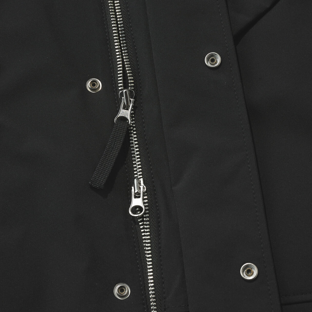 ストーンアイランドの黒い中綿ジャケットのフロントジップ