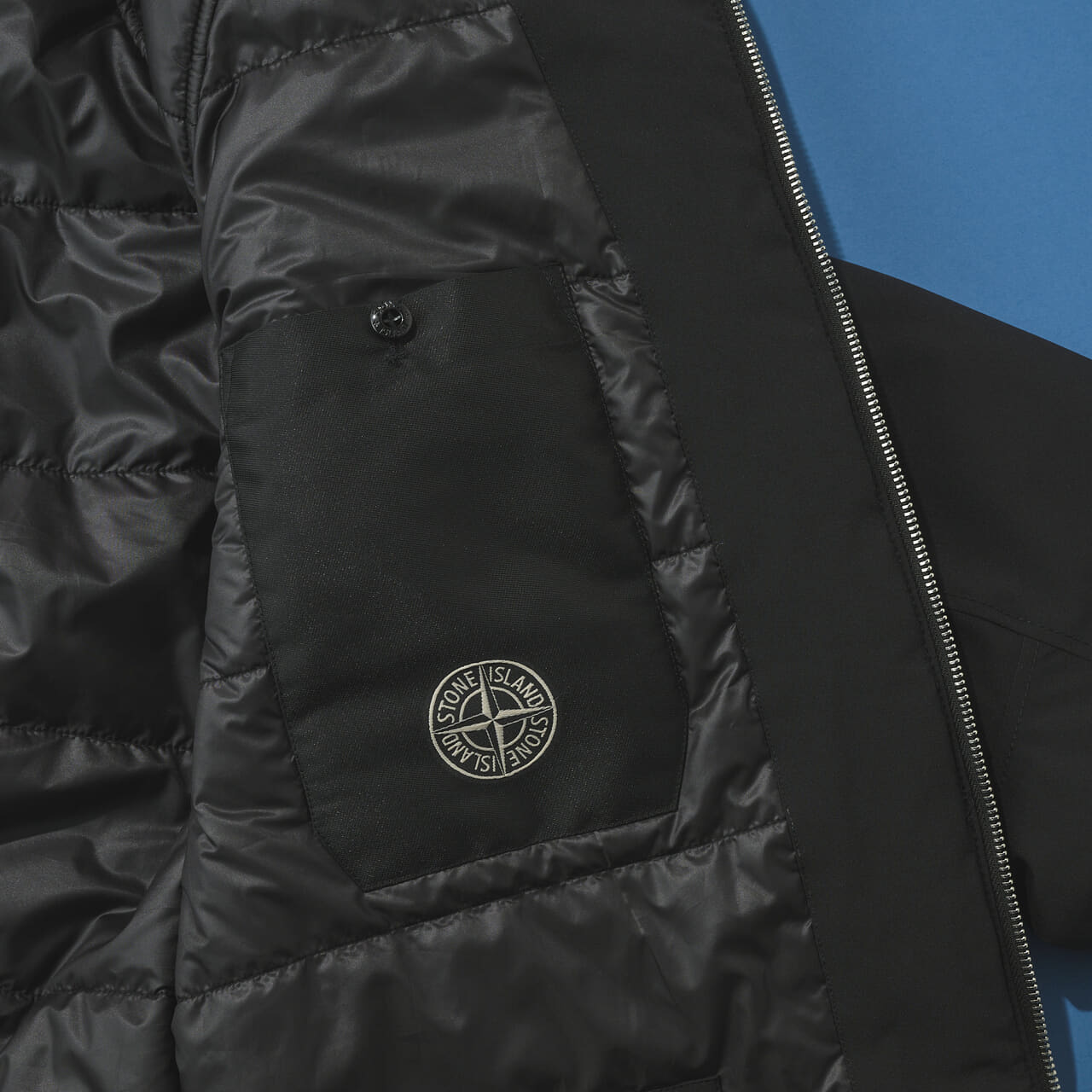 ストーンアイランドの黒い中綿ジャケットの裏地ポケット