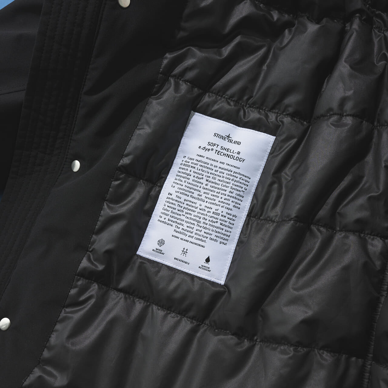ストーンアイランドの黒い中綿ジャケットの裏地の素材タグ