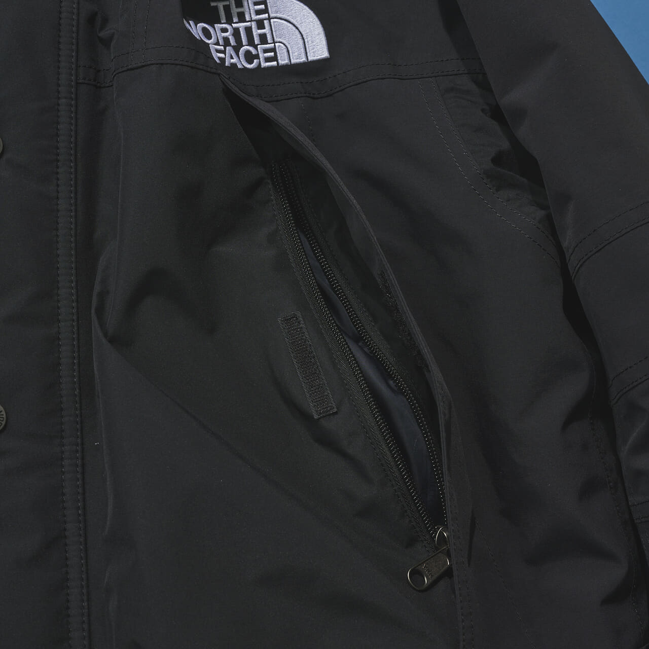 ザ・ノース・フェイスの黒い中綿ジャケット/マウンテンインサレーションジャケットのポケット