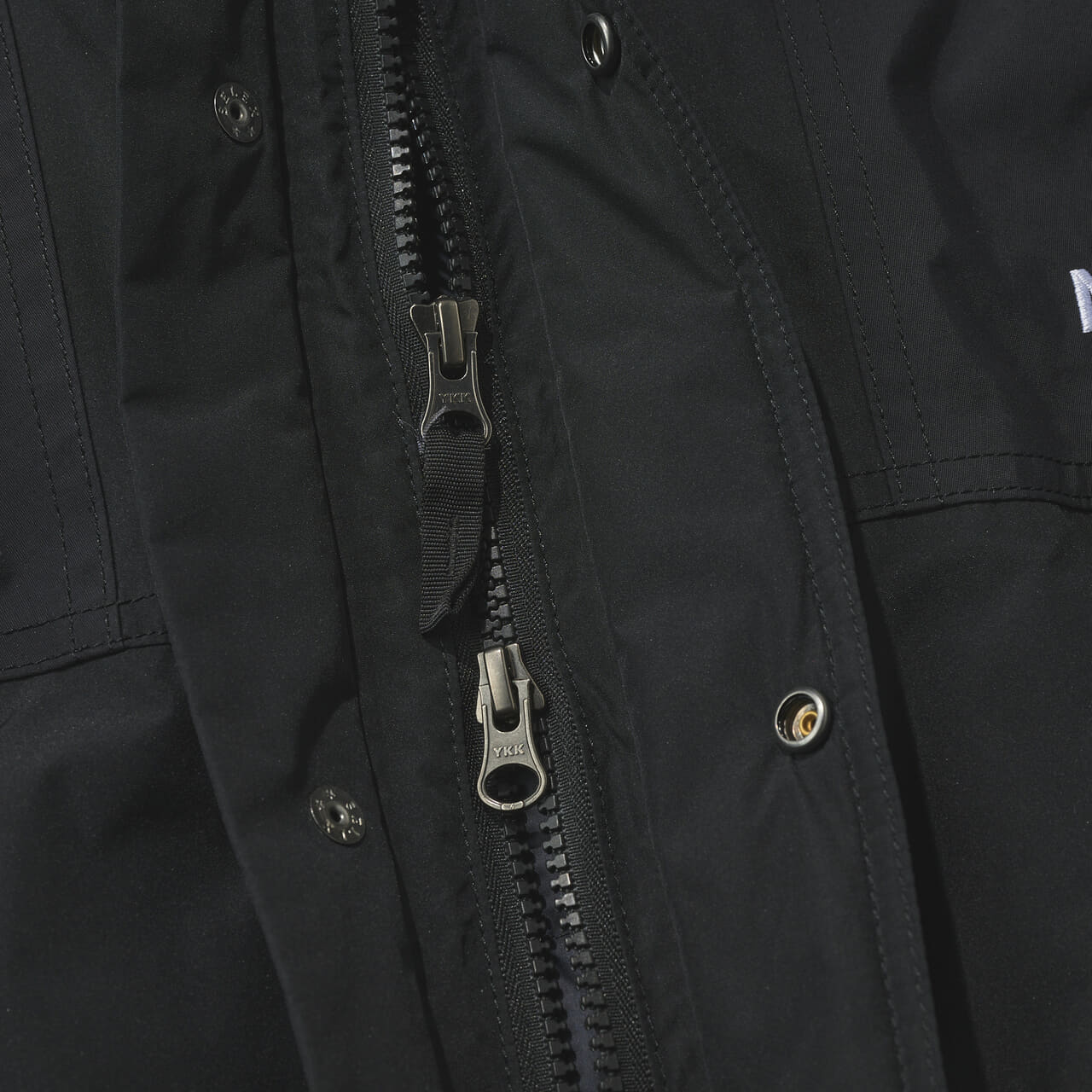 ザ・ノース・フェイスの黒い中綿ジャケット/マウンテンインサレーションジャケットのフロントジップ