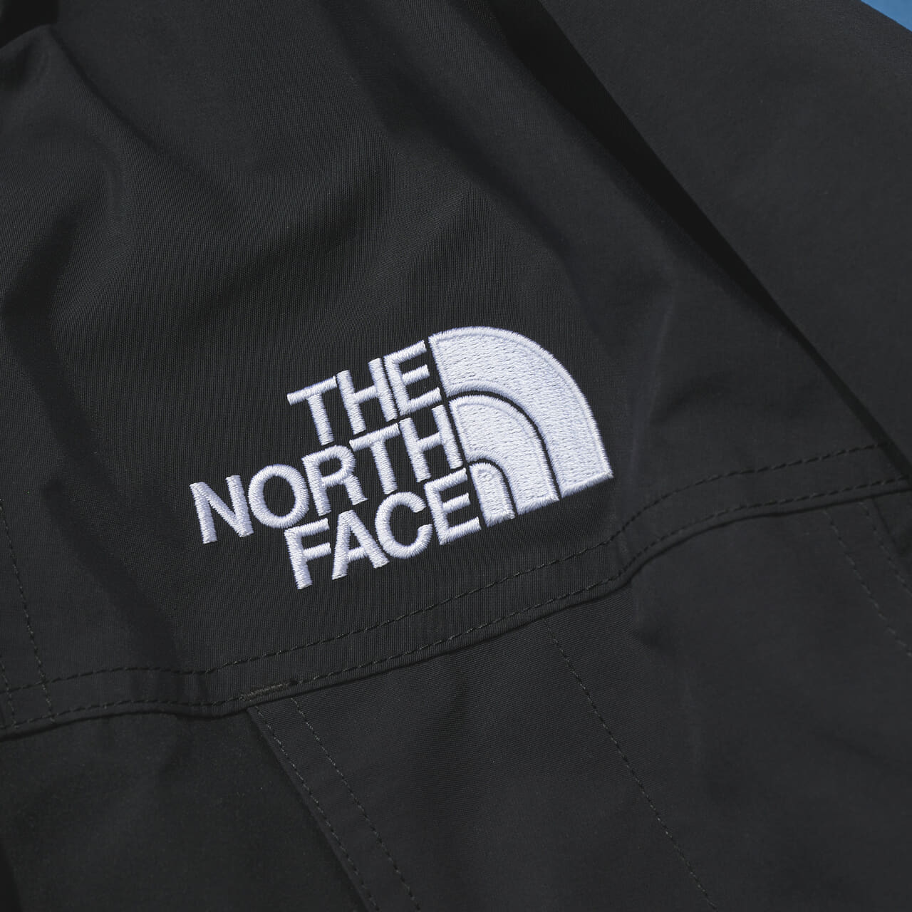 ザ・ノース・フェイスの黒い中綿ジャケット/マウンテンインサレーションジャケットのロゴ