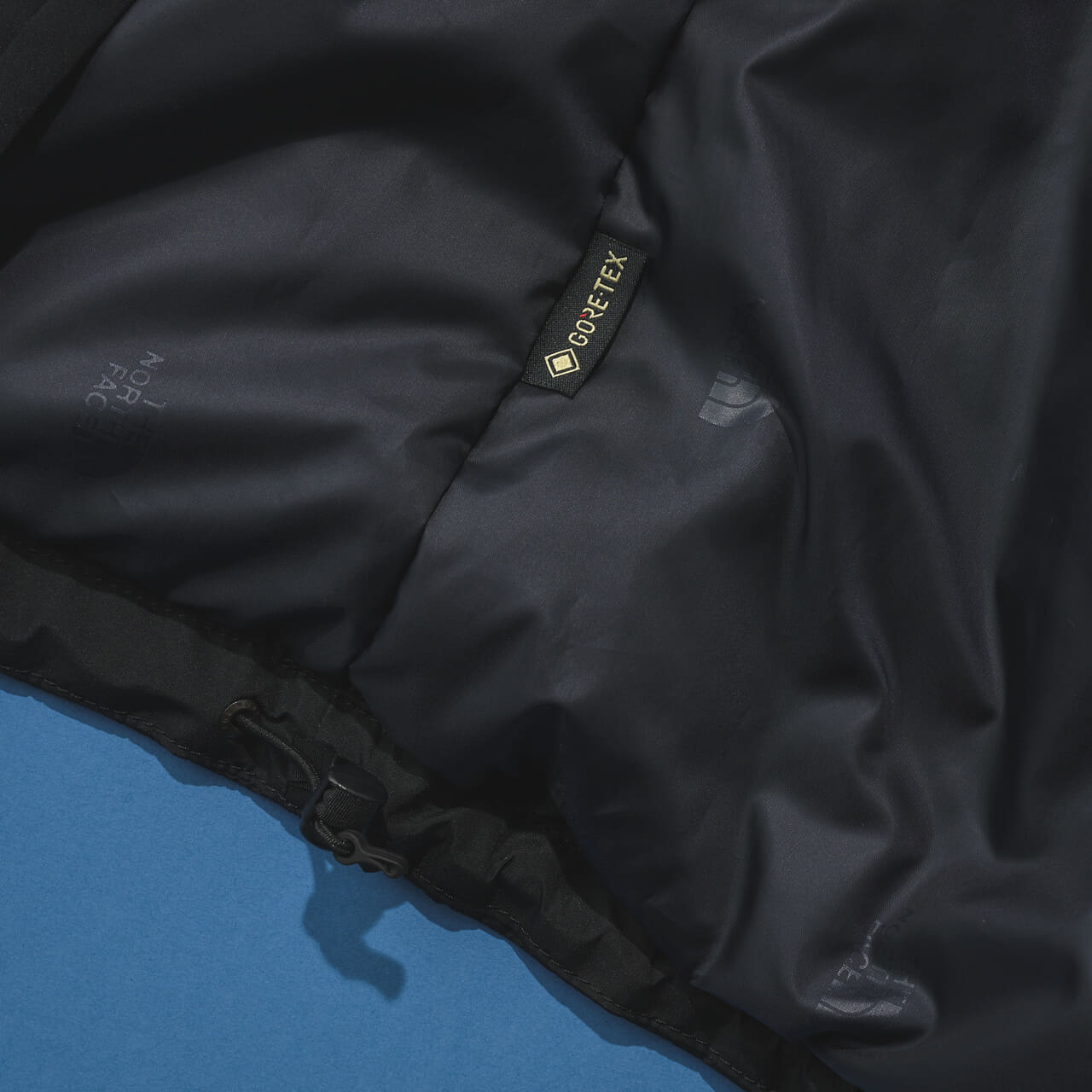 ザ・ノース・フェイスの黒い中綿ジャケット/マウンテンインサレーションジャケットのゴアテックスタグ