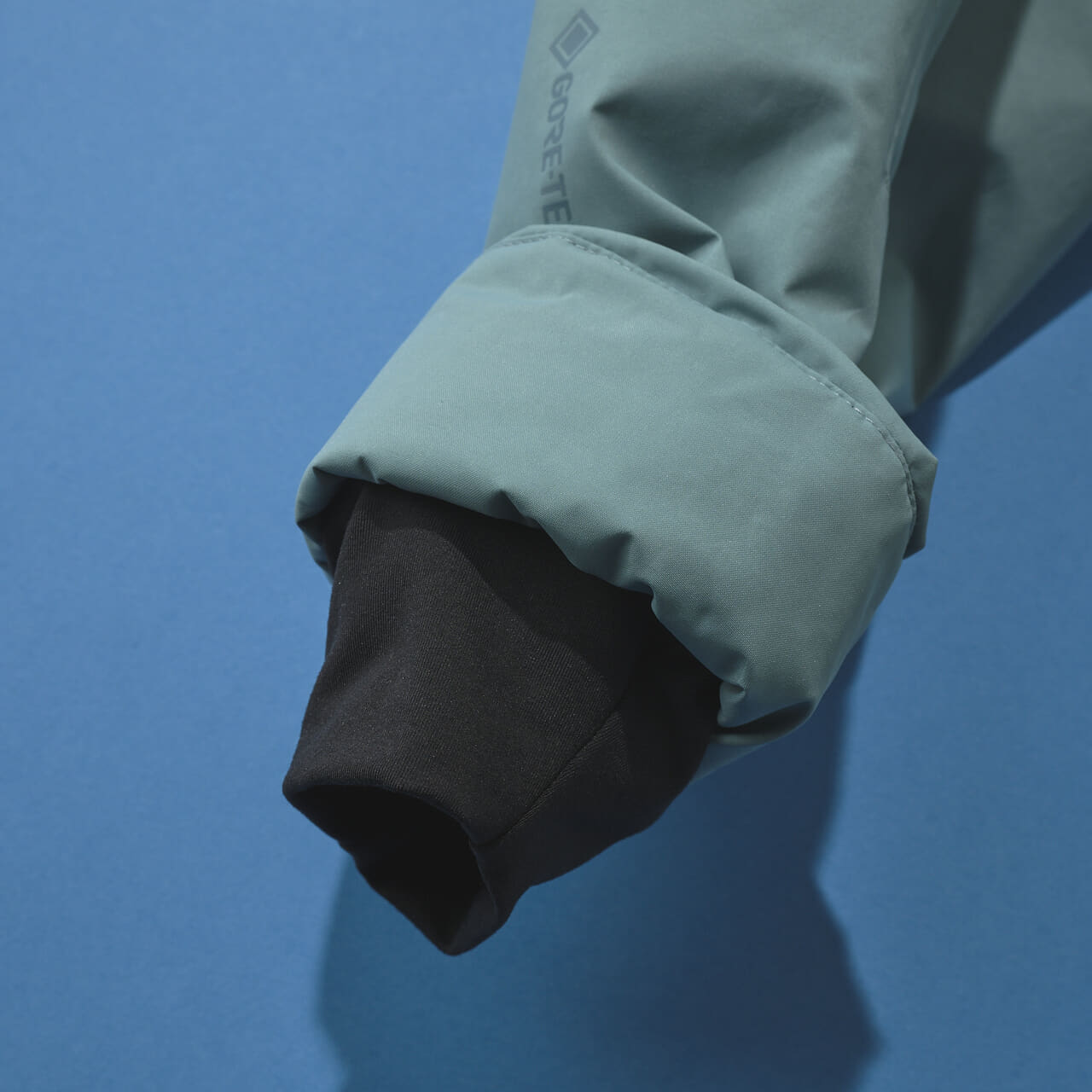 アークテリクスの中綿ジャケット/レイル インサレーテッド ジャケットの袖