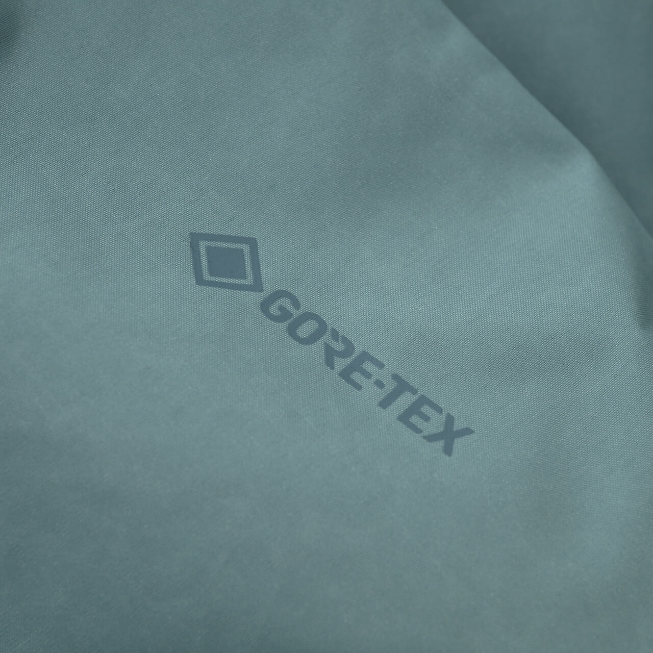 アークテリクスの中綿ジャケット/レイル インサレーテッド ジャケットのゴアテックスロゴ