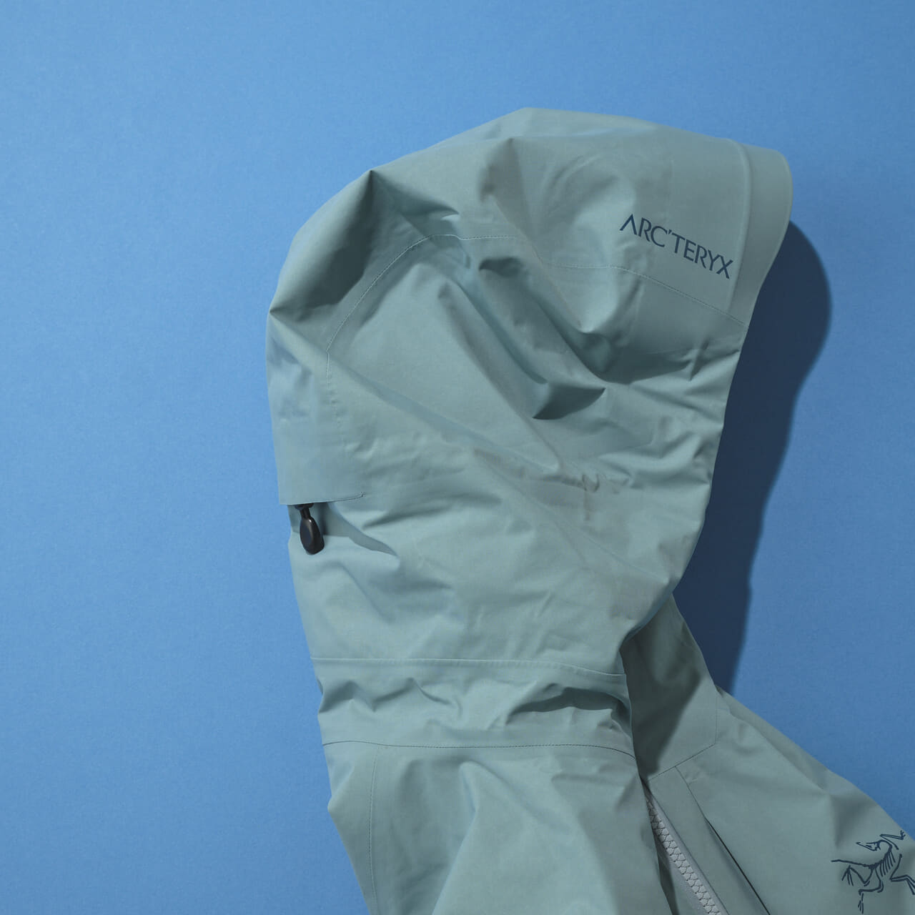 アークテリクスの中綿ジャケット/レイル インサレーテッド ジャケットのフードロゴ