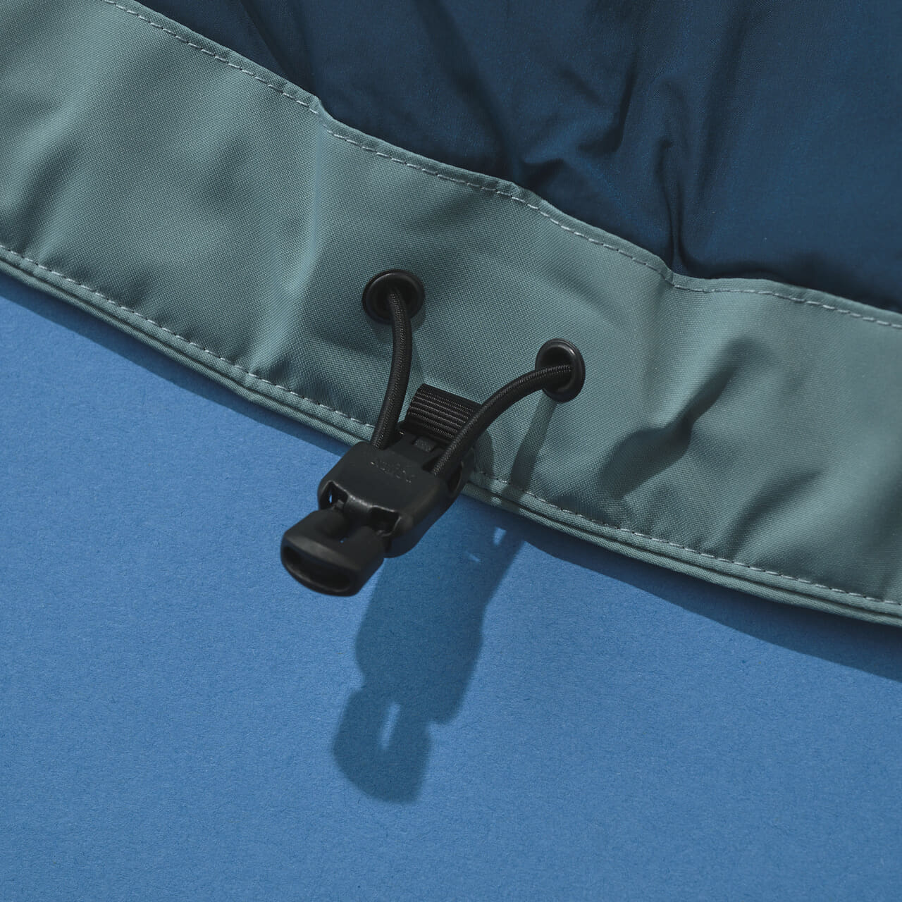 アークテリクスの中綿ジャケット/レイル インサレーテッド ジャケットの裾コード