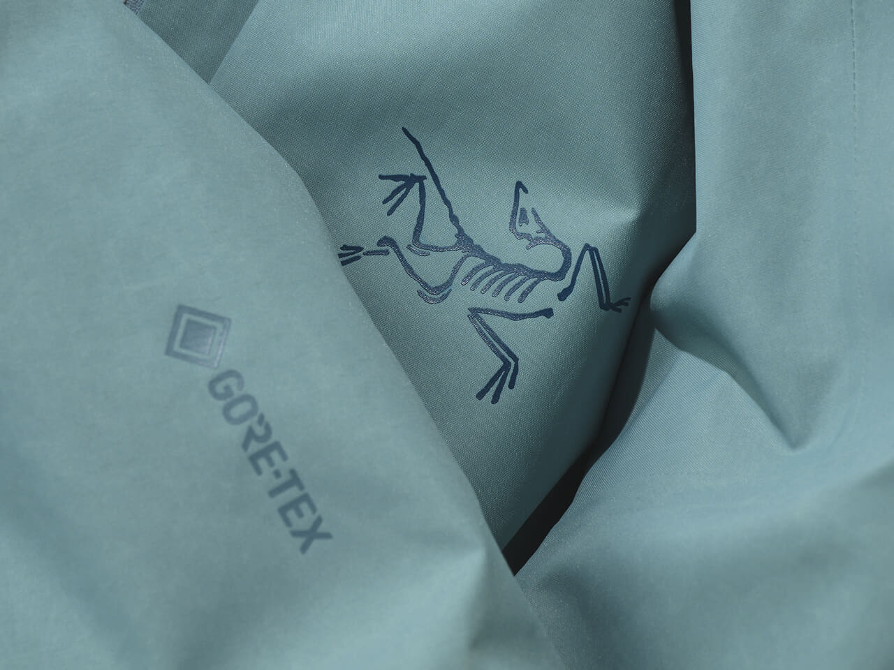 アークテリクスの中綿ジャケット/レイル インサレーテッド ジャケットのロゴ寄り