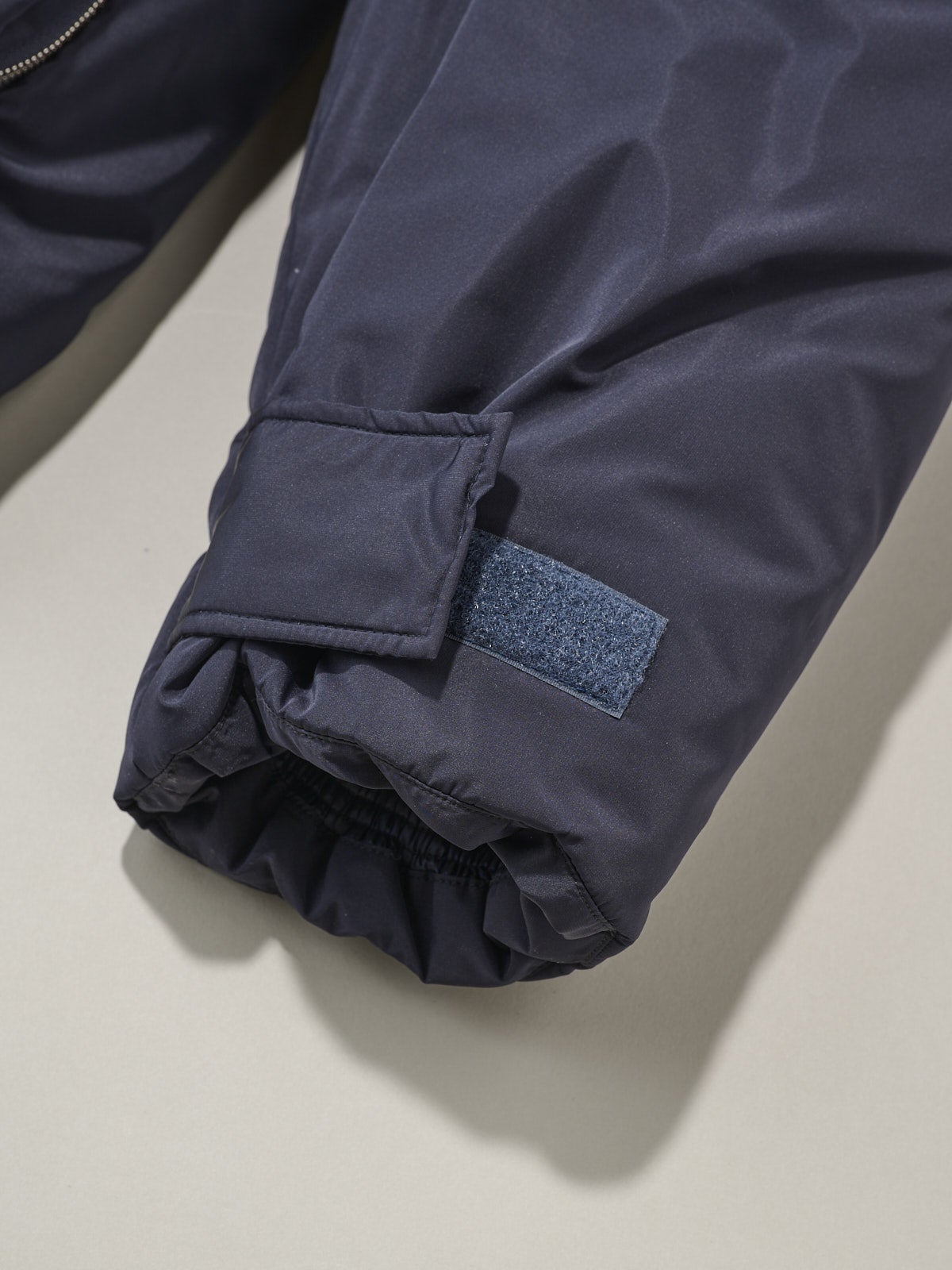 Foundation of view、MIL PUFFER JACKET、袖ディテール