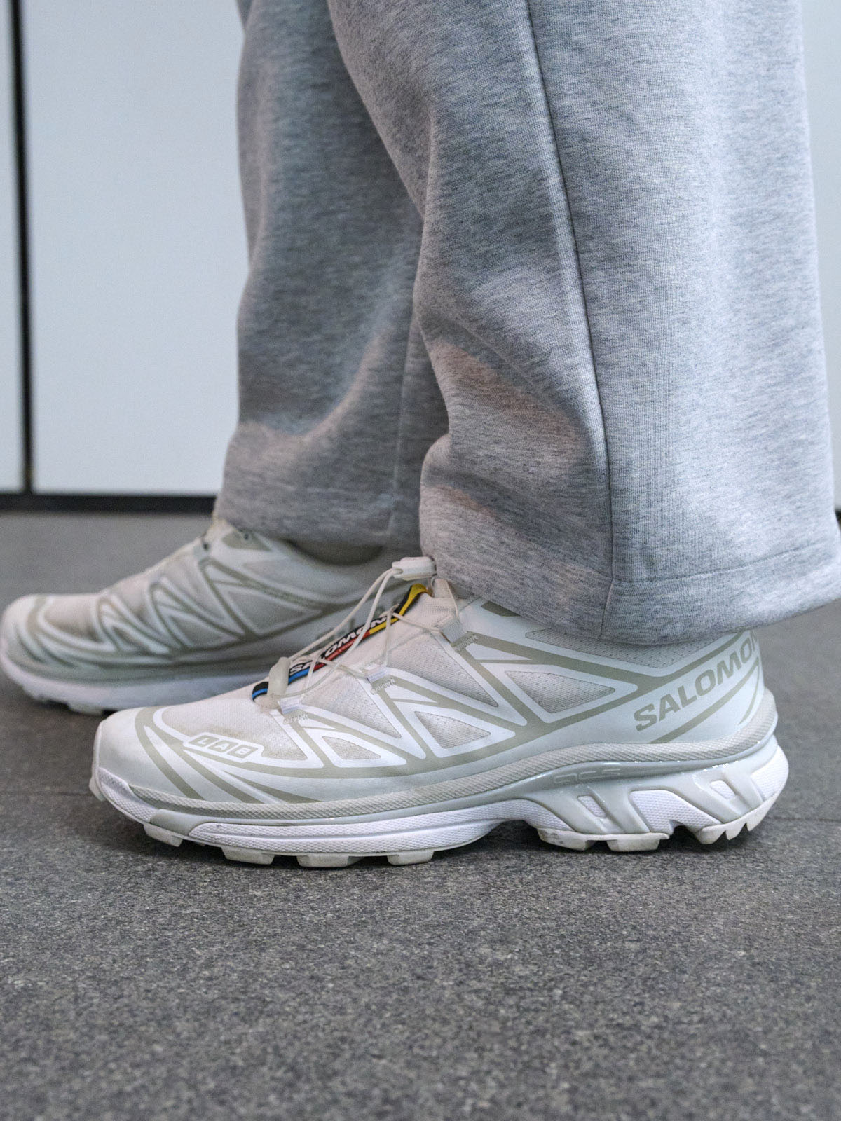 鈴々木響の冬の私服コーディネート＿サロモンのスニーカーサイド