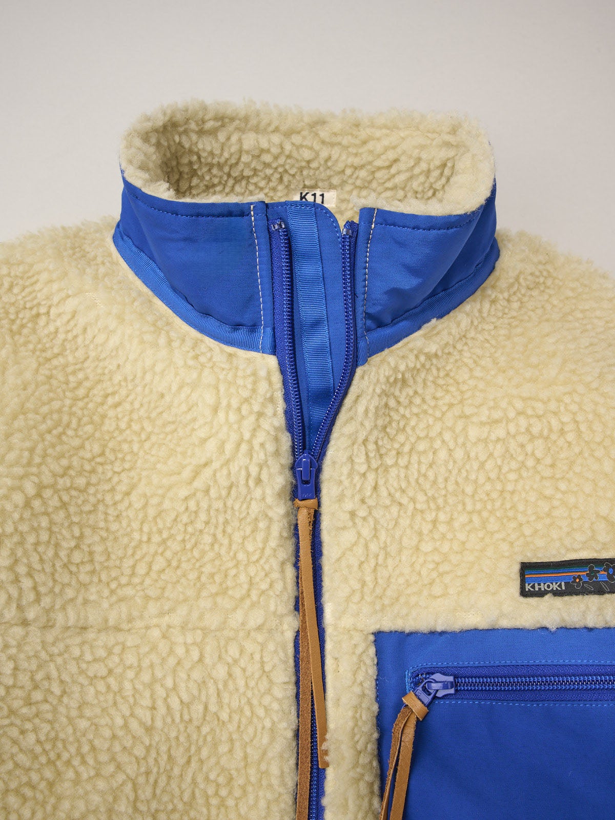 KHOKI、Feece-texture jacket、フロントディテール