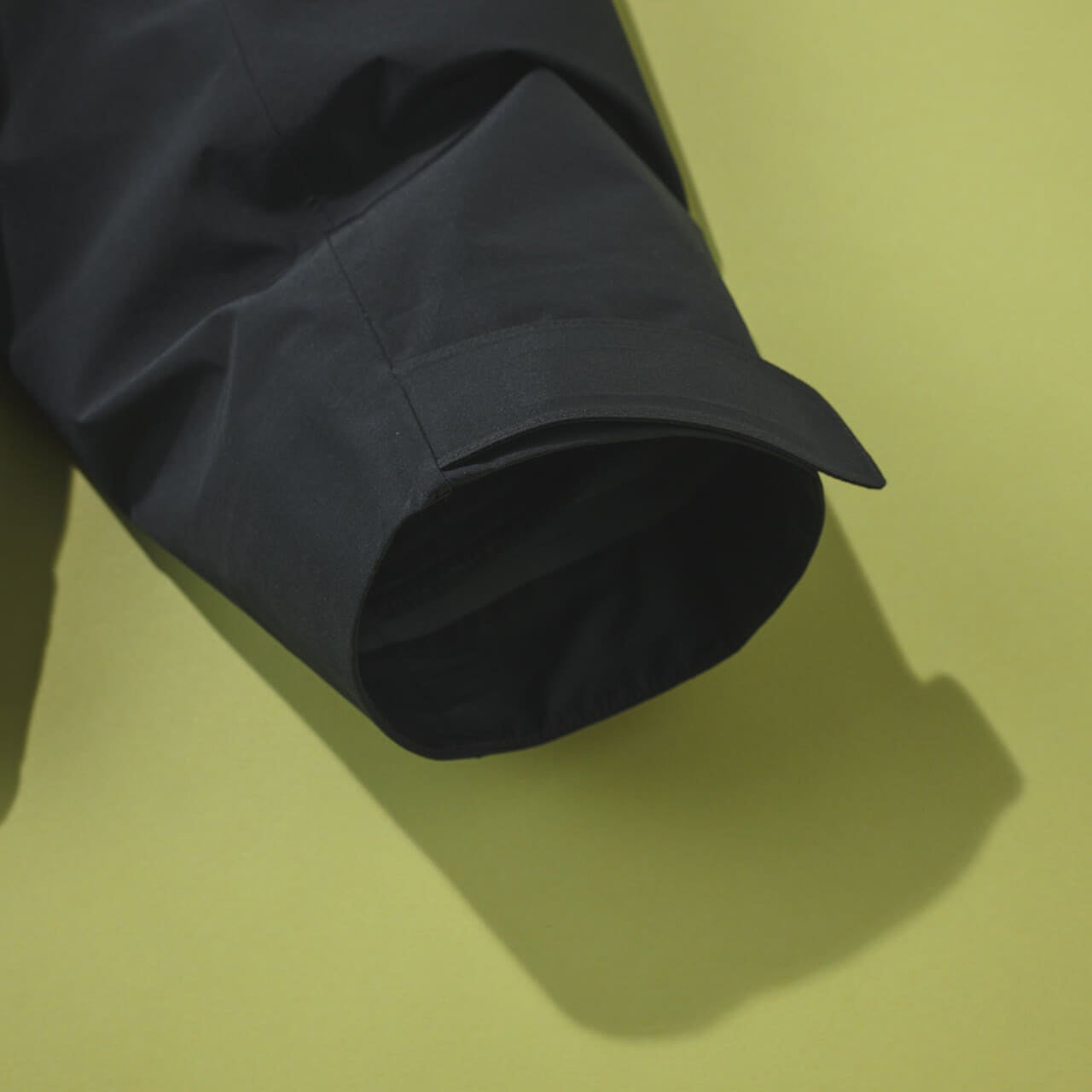 シーピーカンパニー Metropolis Series WINDSTOPPER® by GORE‑TEX LABS Hooded Jacket　黒　ゴアテックス　ダウン　袖口