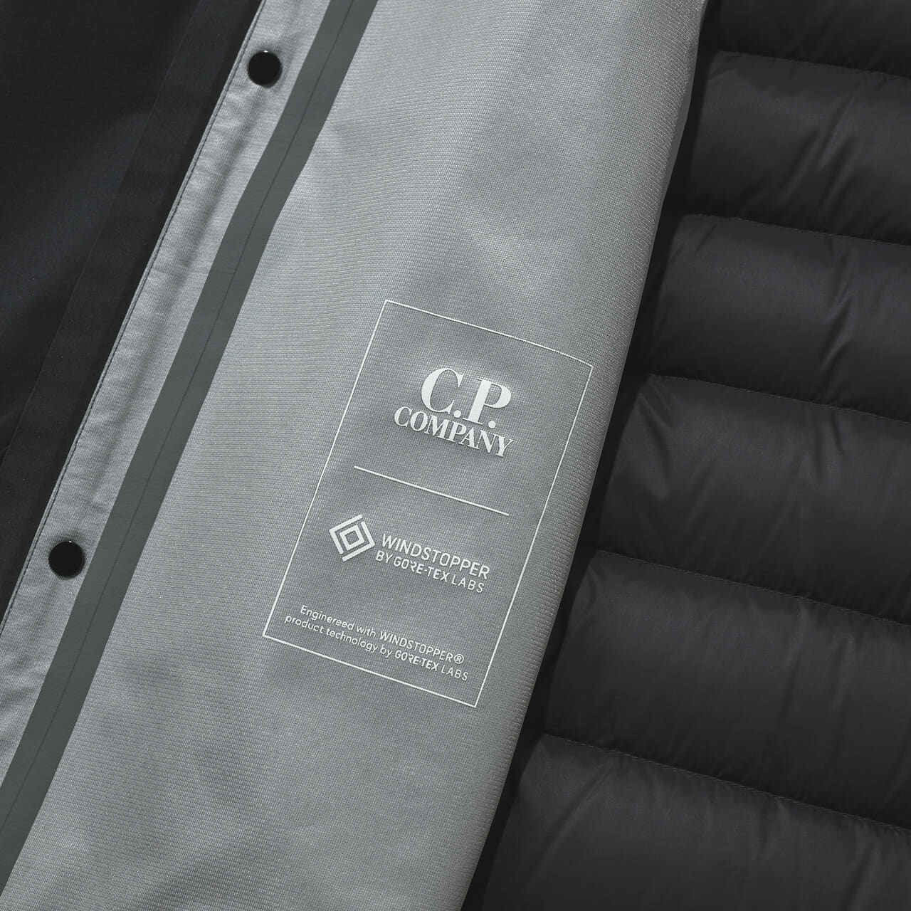 シーピーカンパニー Metropolis Series WINDSTOPPER® by GORE‑TEX LABS Hooded Jacket　黒　ゴアテックス　ダウン　ロゴ