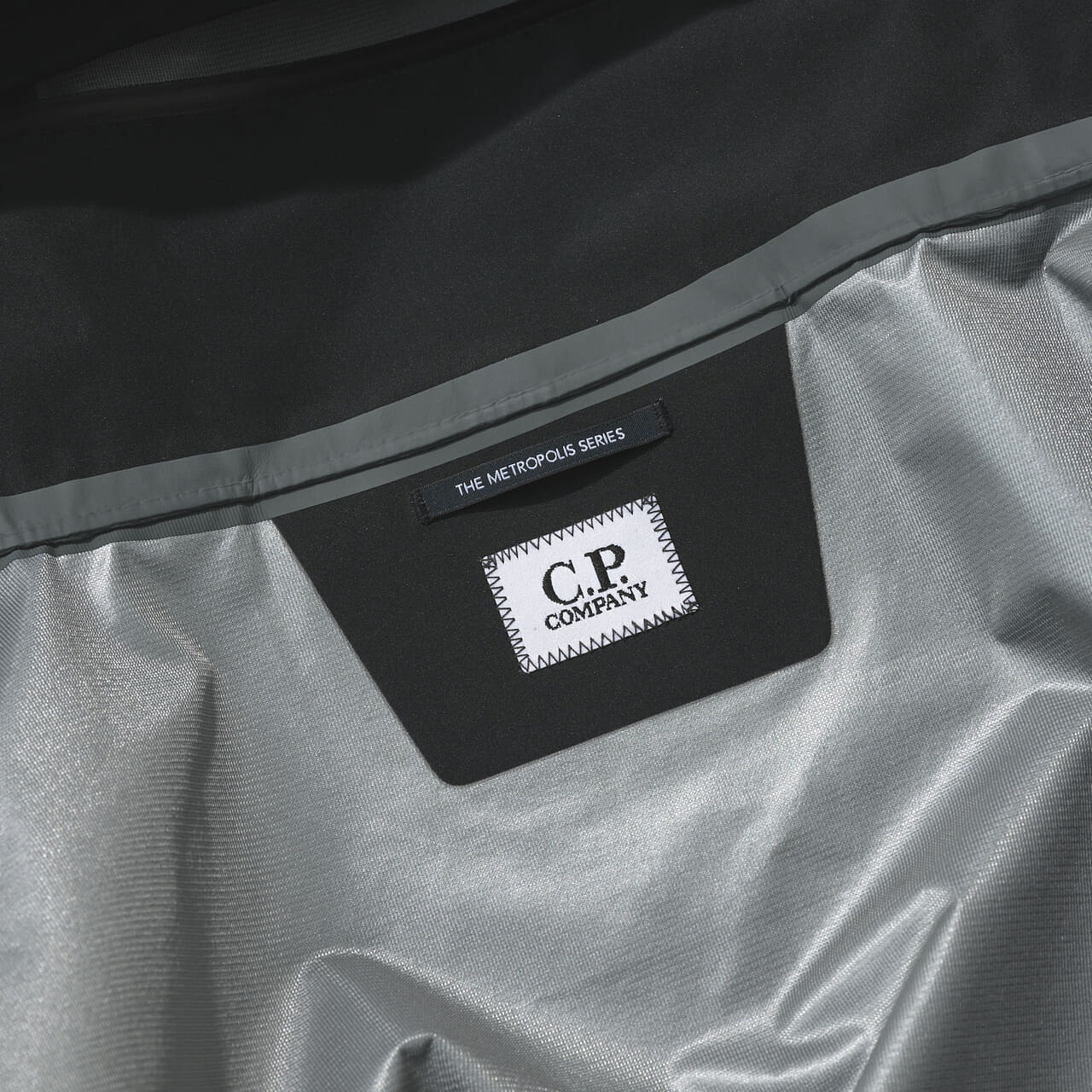 シーピーカンパニー Metropolis Series WINDSTOPPER® by GORE‑TEX LABS Hooded Jacket　黒　ゴアテックス　ダウン　ロゴ