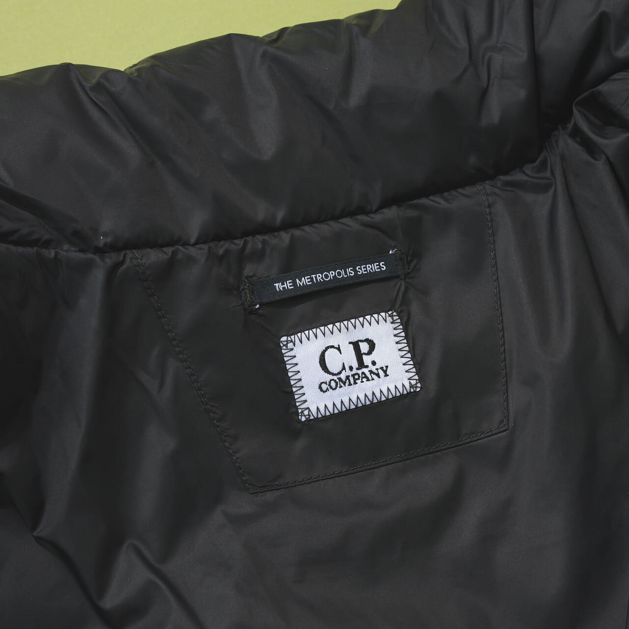 シーピーカンパニー Metropolis Series WINDSTOPPER® by GORE‑TEX LABS Hooded Jacket　黒　ゴアテックス　ダウンライナー　内側