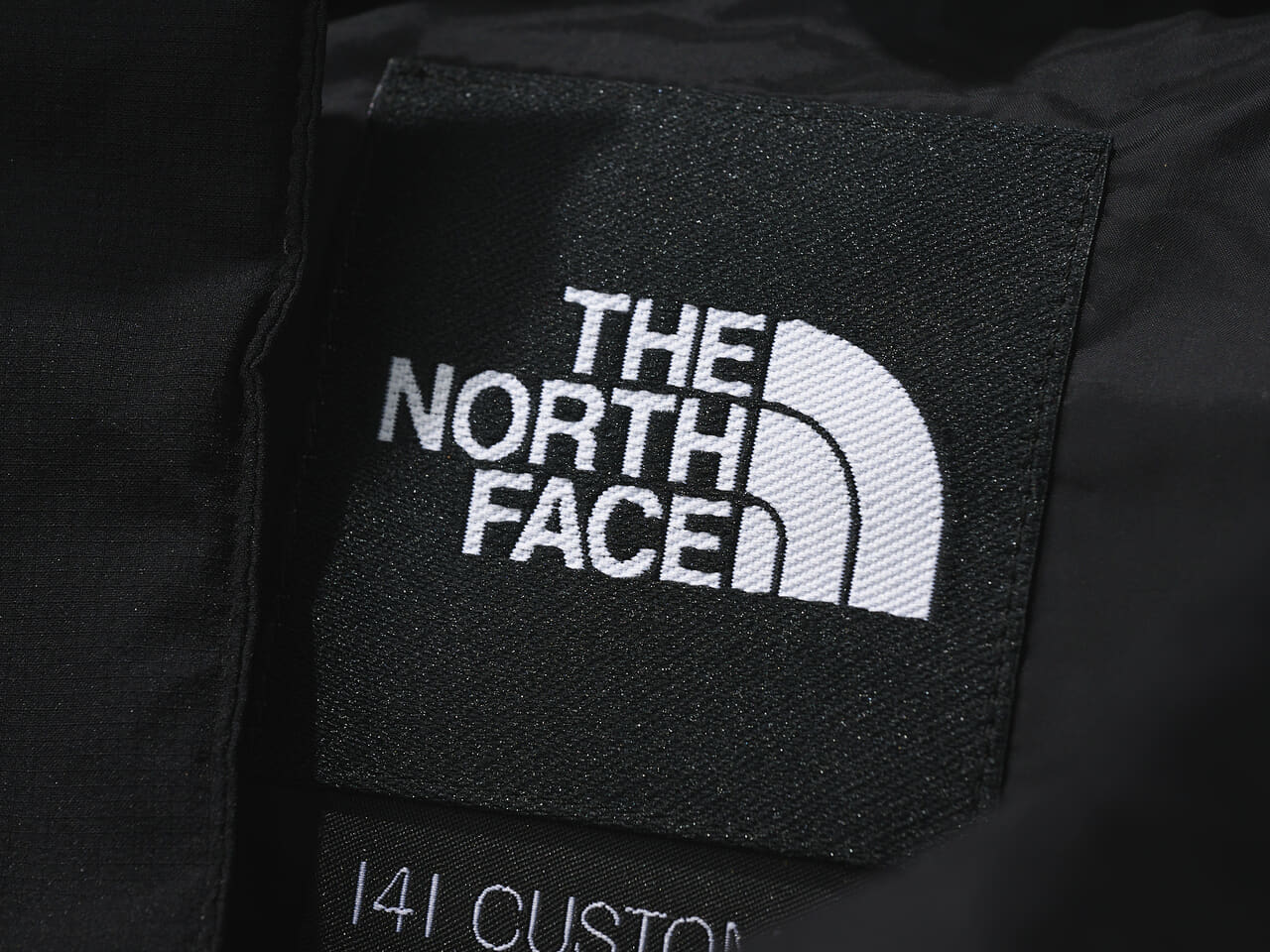 エディターが買ってよかったフルカスタムのザ・ノース・フェイスの黒ダウン／バルトロのカスタムのロゴ