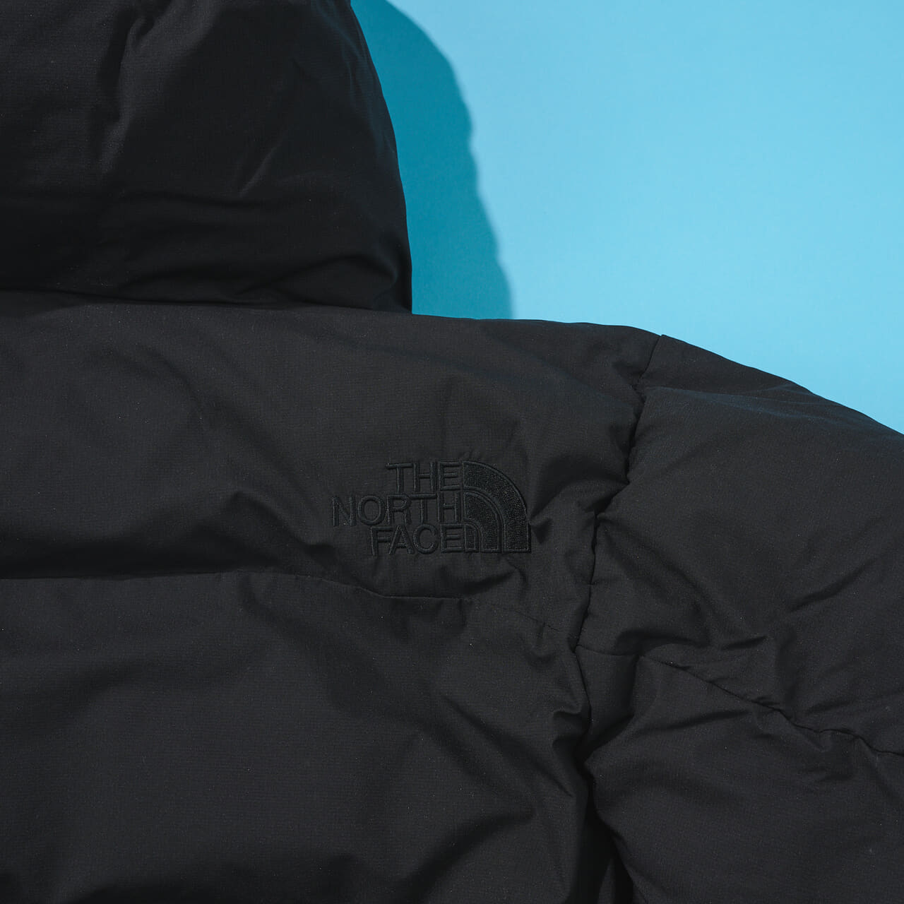 エディターが買ってよかったフルカスタムのザ・ノース・フェイスの黒ダウン／バルトロの肩周り