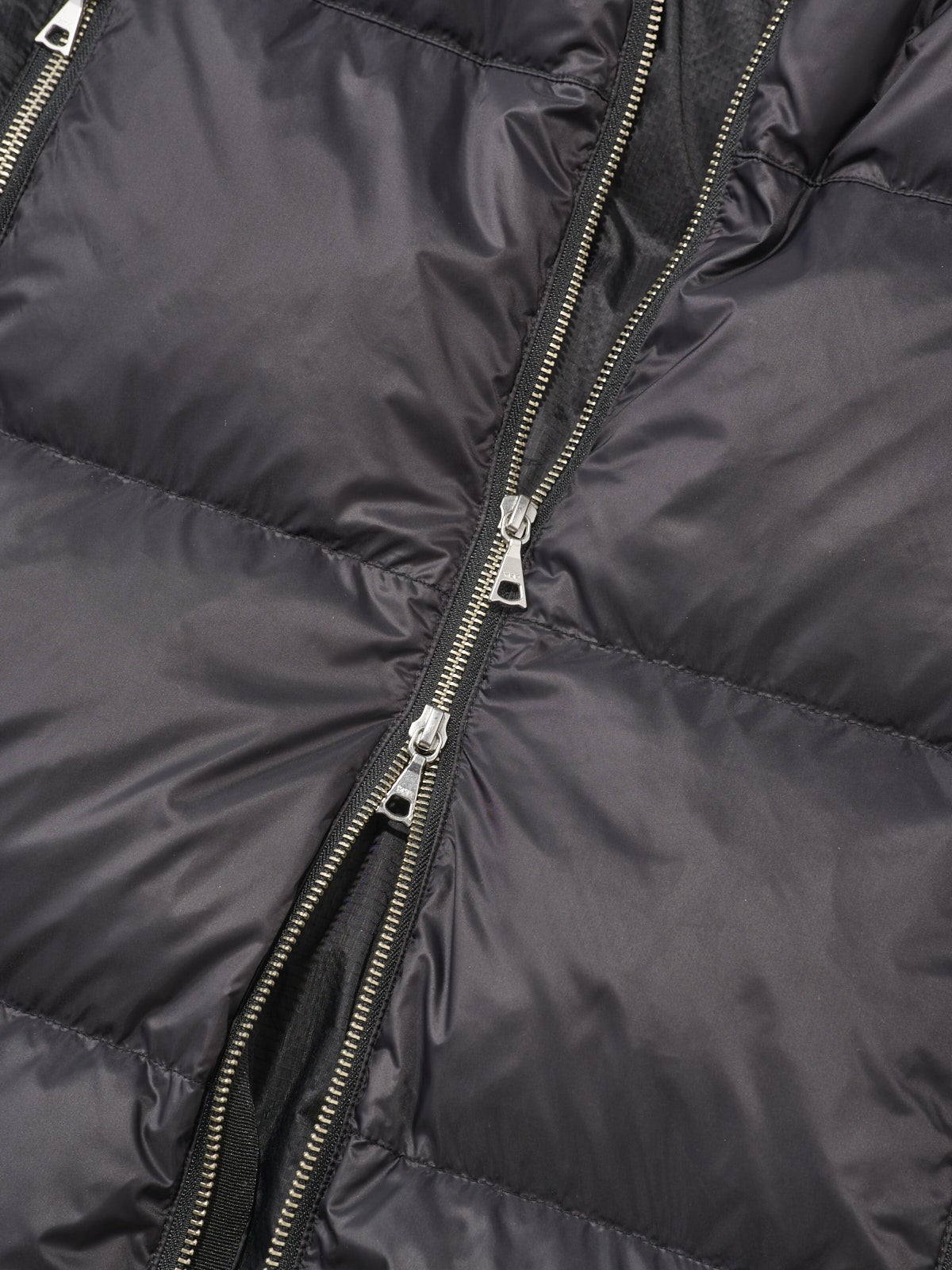 NO MAINTENANCE、4-ZIP PUFFER JACKET、ジップディテール