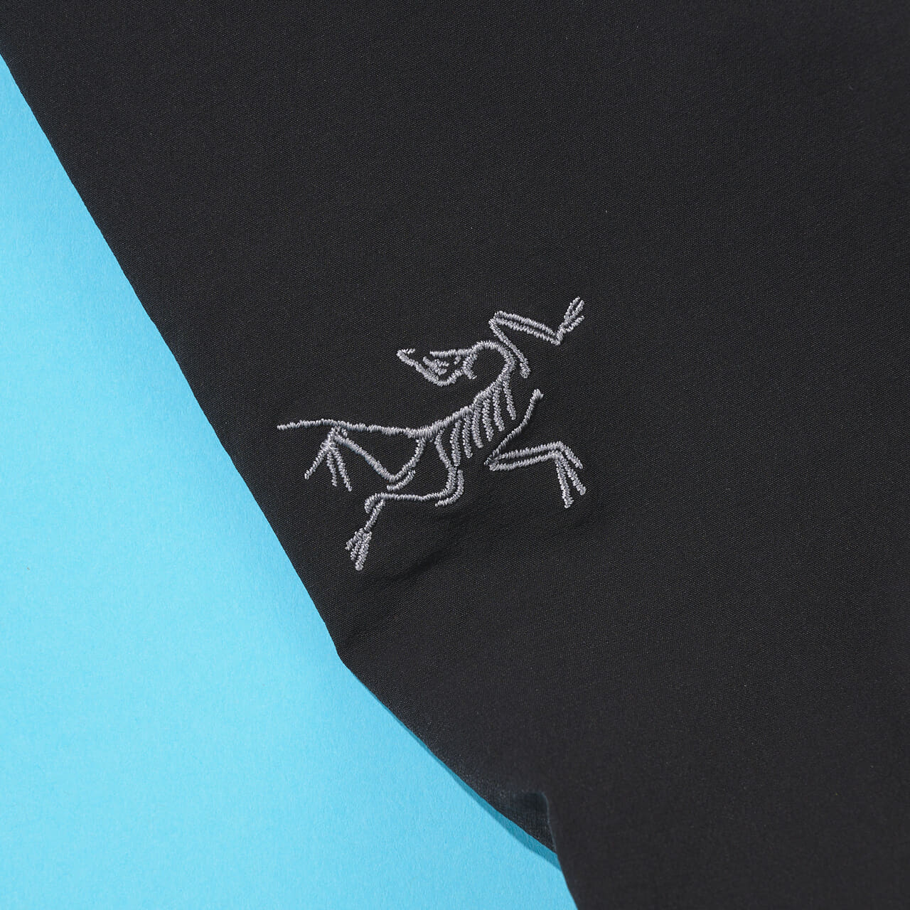 エディターが買ってよかったアークテリクスの愛用パンツ/ガンマ パンツ メンズのロゴ