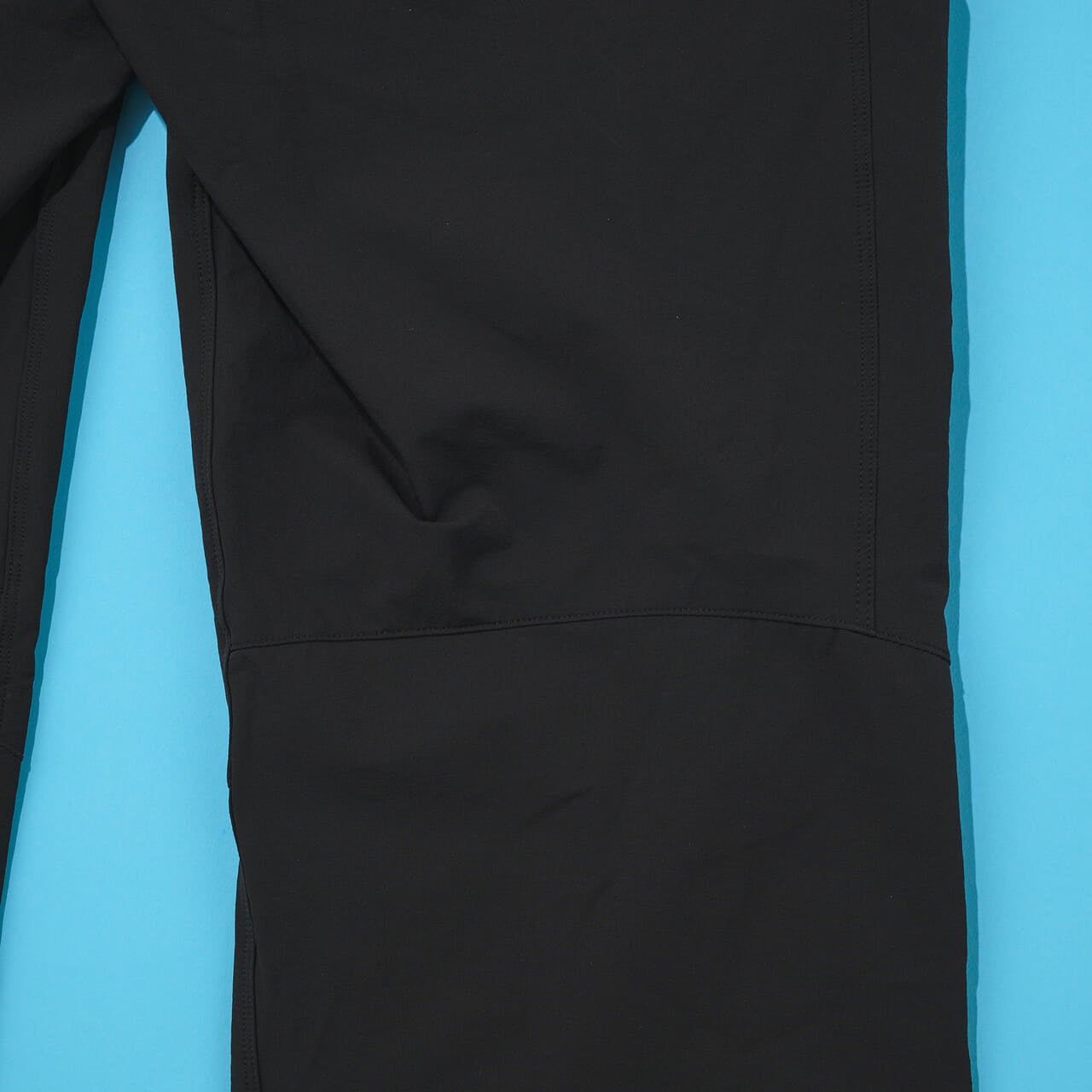 エディターが買ってよかったアークテリクスの愛用パンツ/ガンマ パンツ メンズの膝