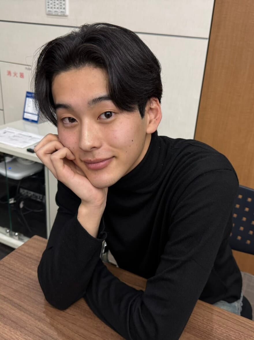 頬杖をつくメンズノンノモデル石川愛大