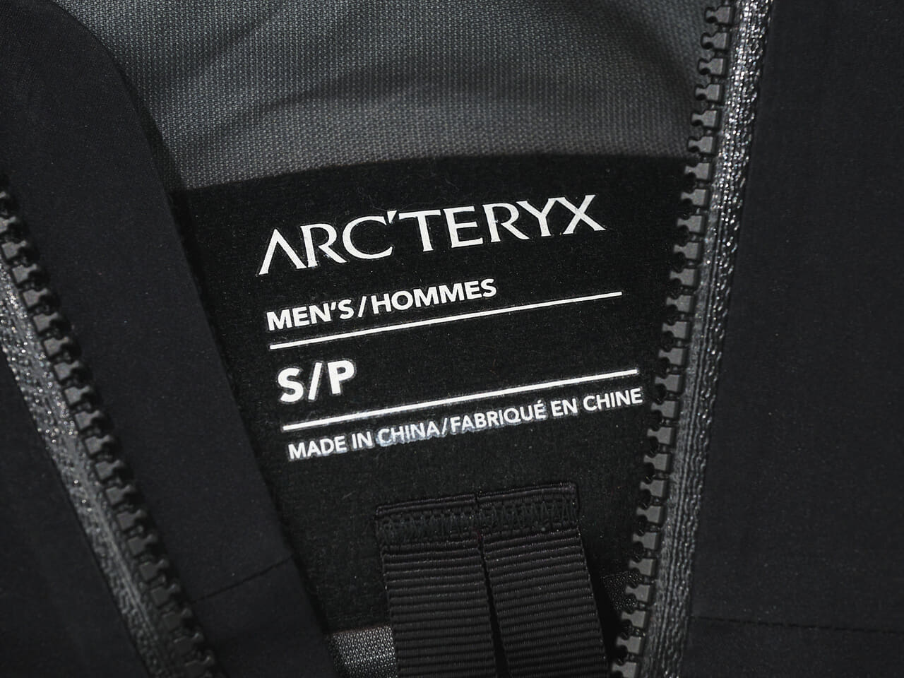 エディターが買ってよかったアークテリクスのゴアテックスなベータジャケットのタグ寄り