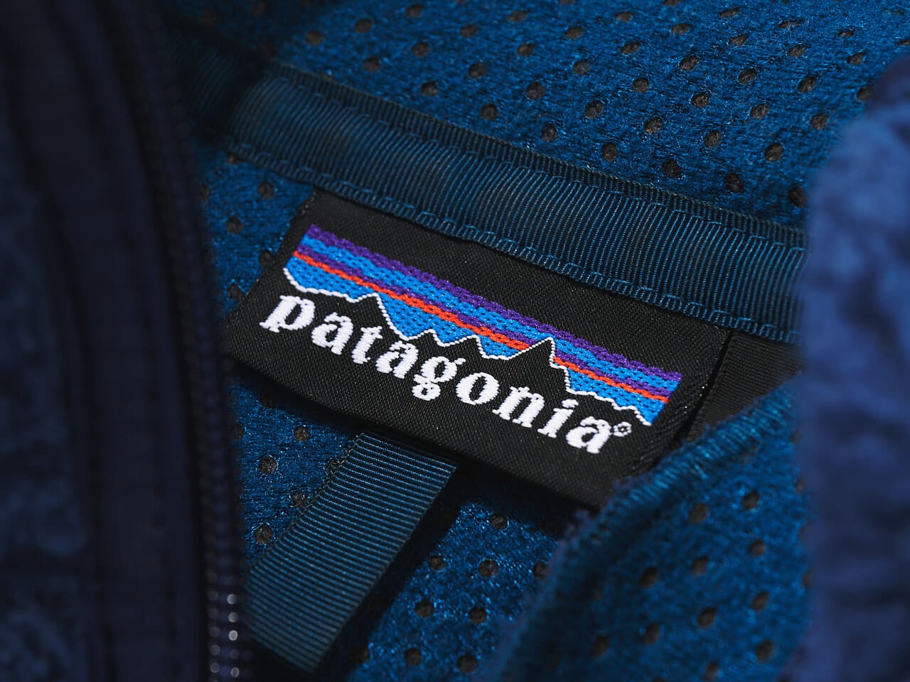 エディターが買ってよかったパタゴニアのフリース/ベビーレトロカーディガンのタグ寄り